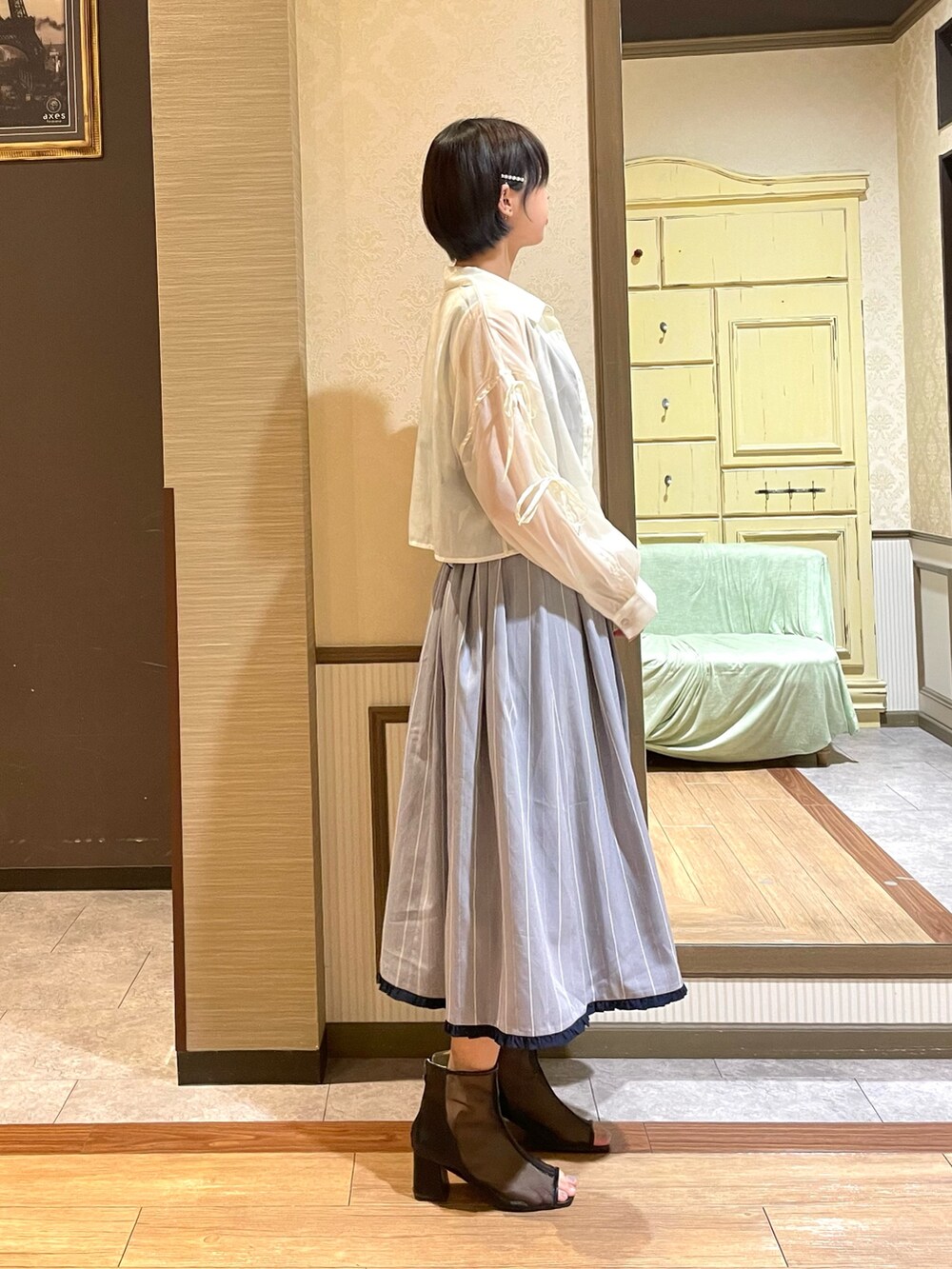 ブラック系のブーツ、ホワイト系のシャツ/ブラウス、ホワイト系のタンクトップを着用したレディースの夏コーディネートの4枚目の写真