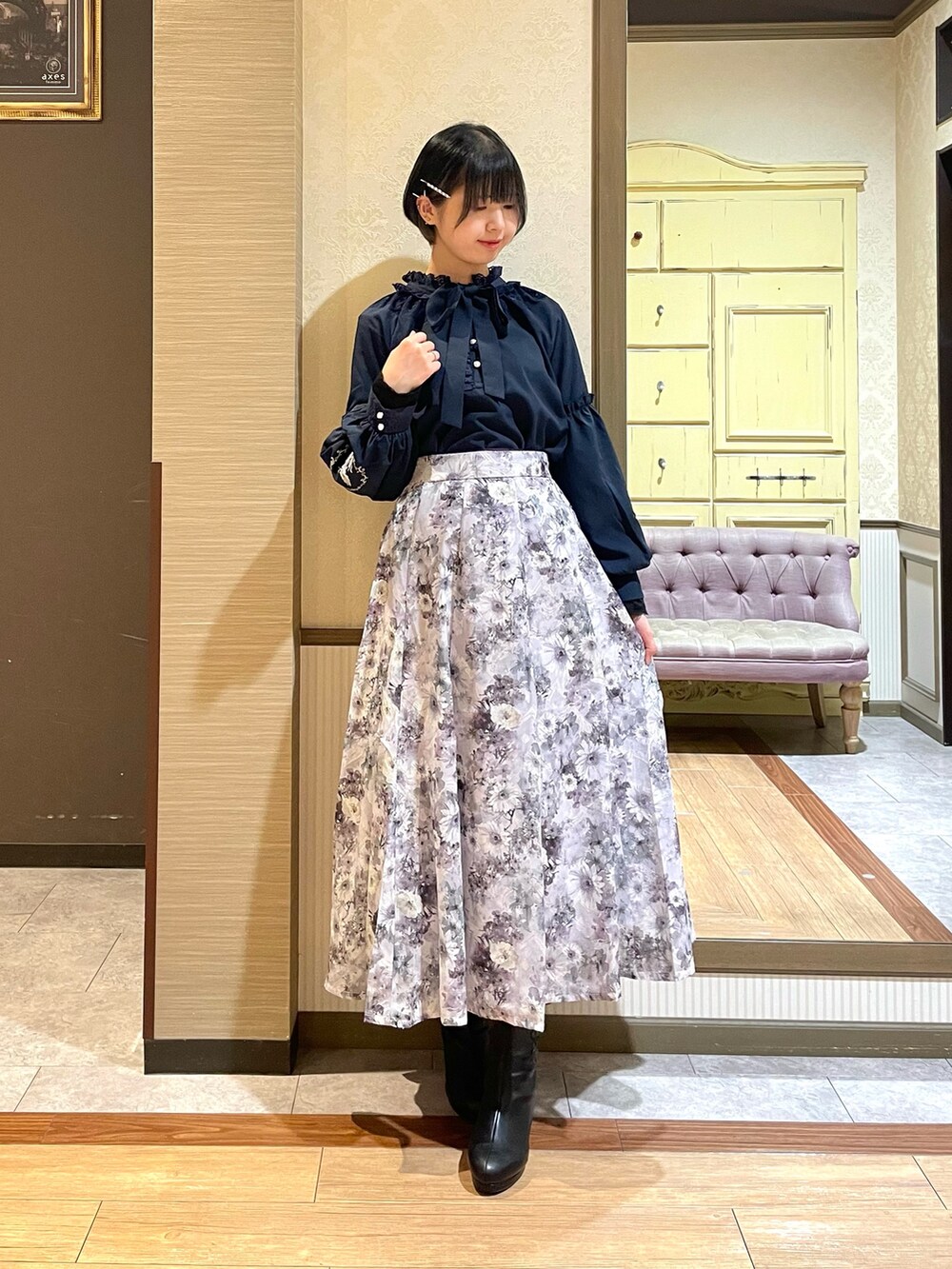 ブルー系のシャツ/ブラウス、パープル系のスカート、ブラック系のブーツを着用したレディースの秋コーディネートの4枚目の写真