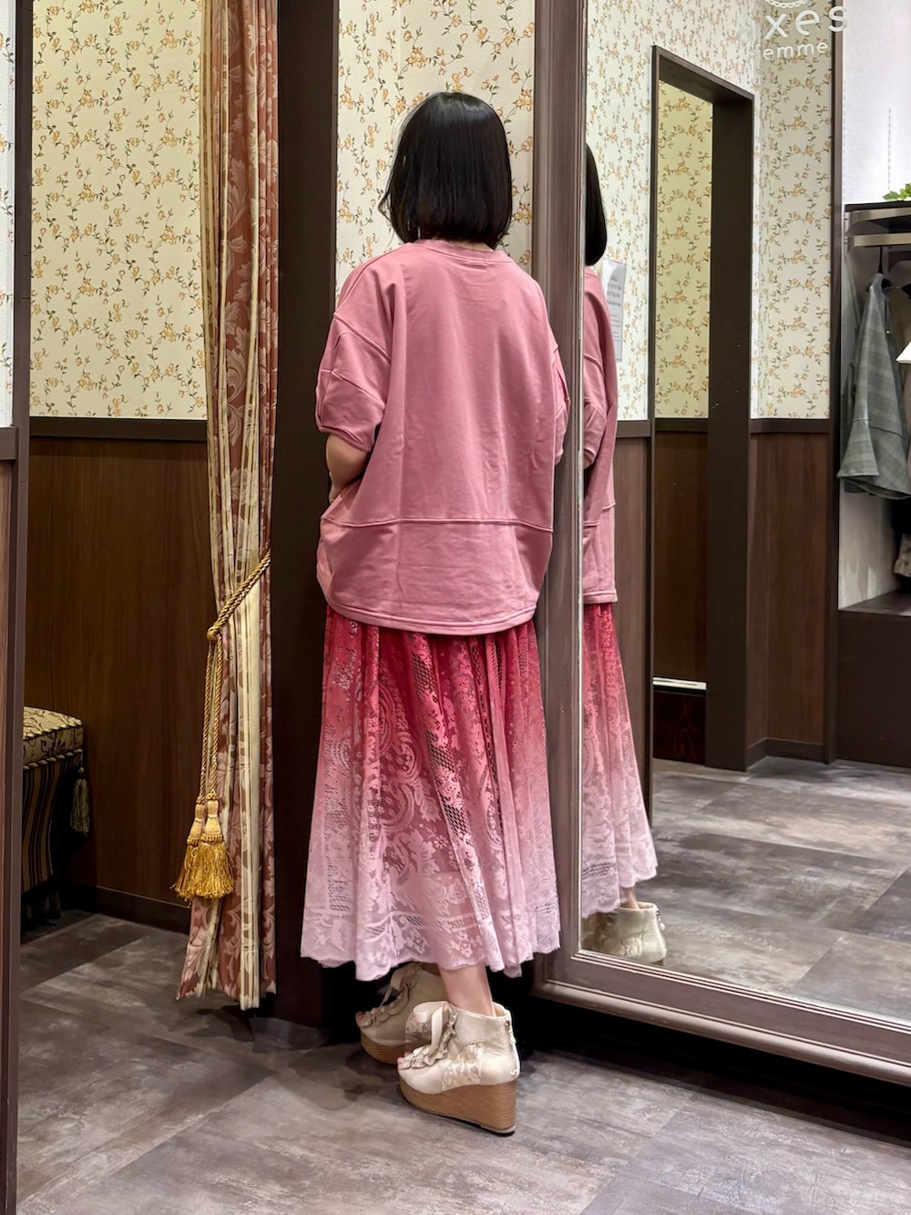 ピンク系のTシャツ/カットソー、レッド系のスカート、ホワイト系のトートバッグを着用したレディースの春コーディネートの7枚目の写真