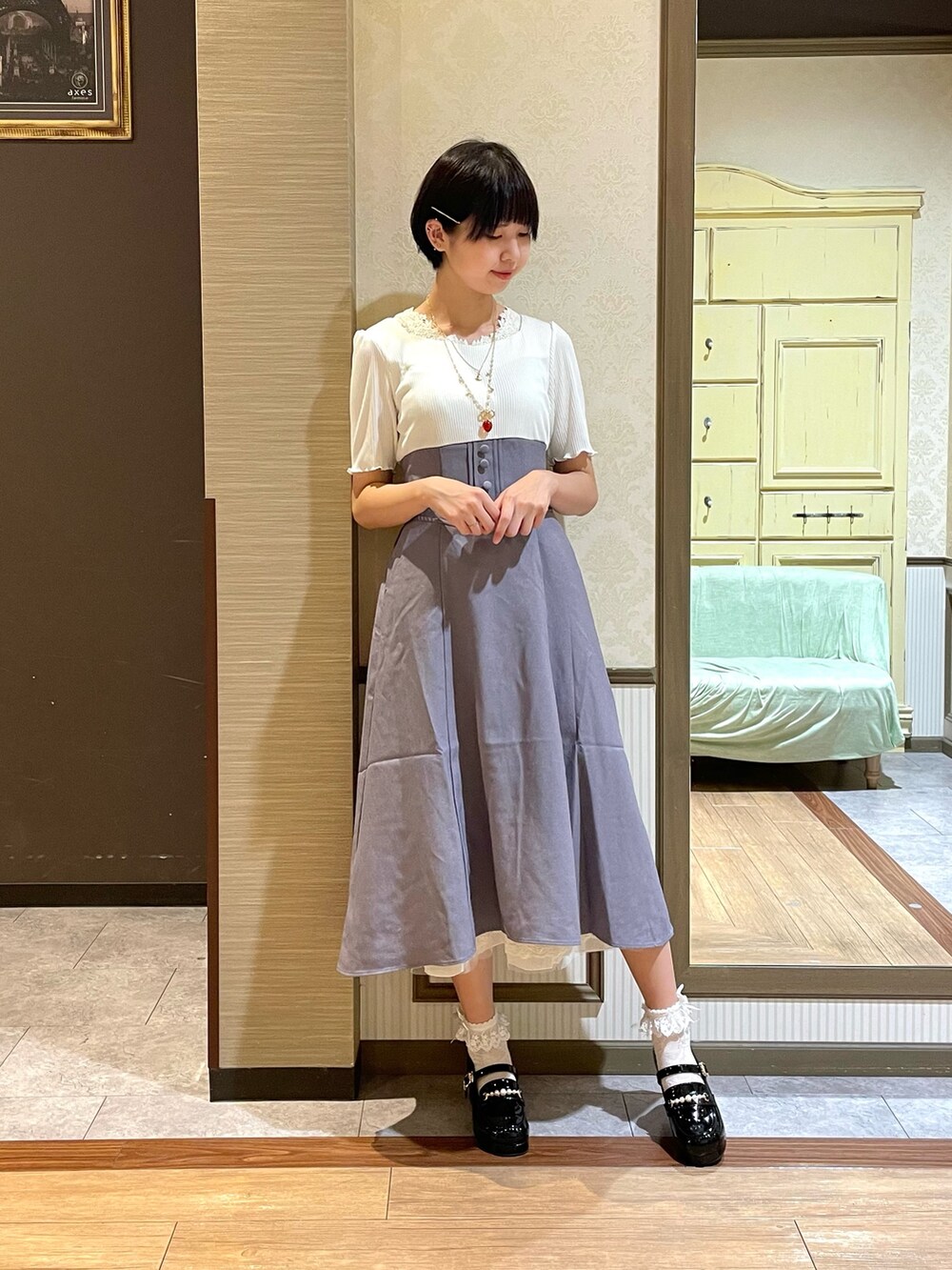 ホワイト系のタンクトップ、ホワイト系のショルダーバッグ、パープル系のワンピースを着用したレディースの夏コーディネートの2枚目の写真