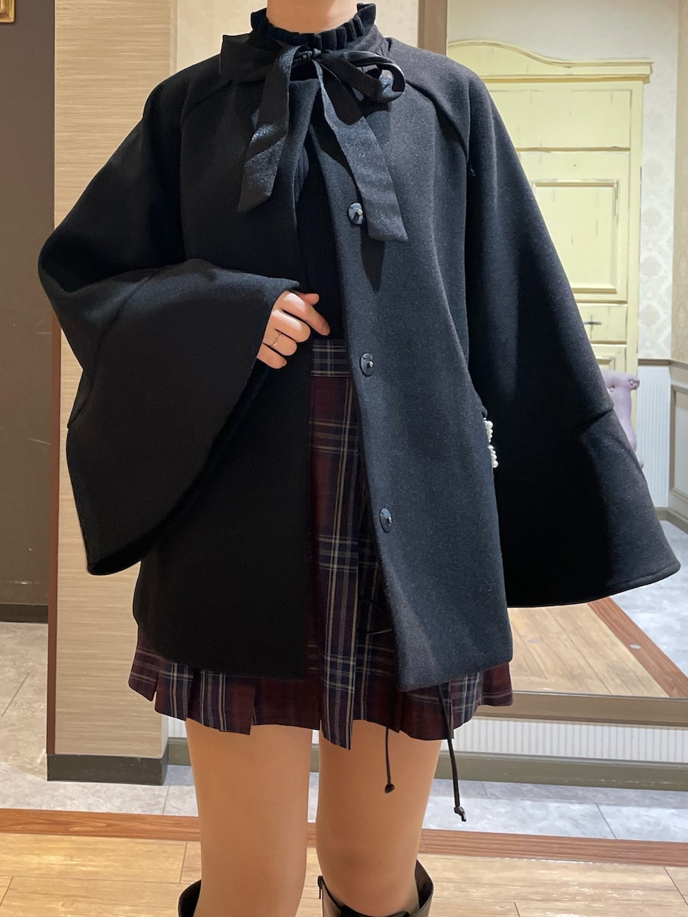 レッド系のその他パンツ、ブラック系のピーコート、ブラック系のニット/セーターを着用したレディースの秋コーディネートの6枚目の写真