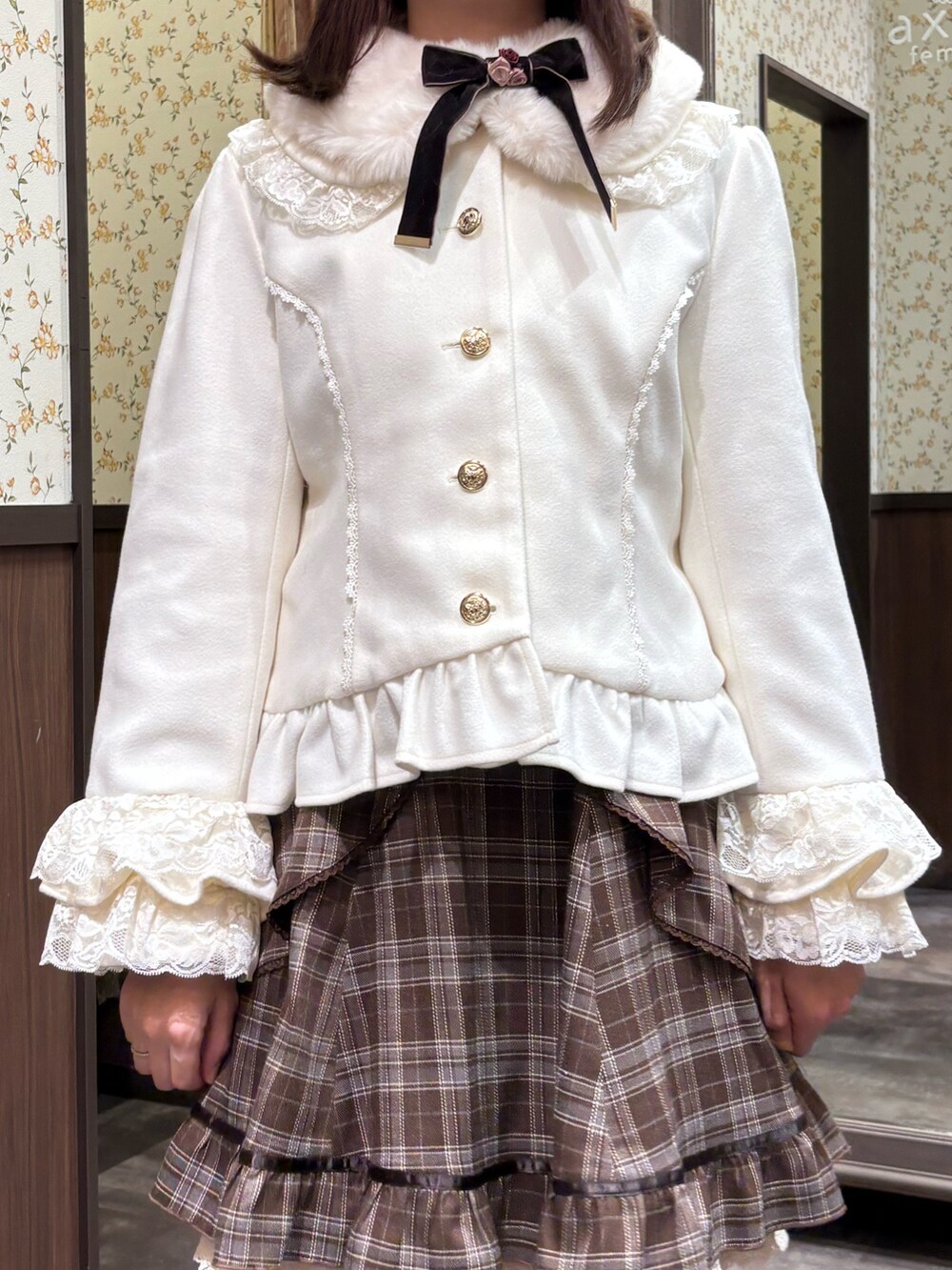 ホワイト系のピーコート、ベージュ系のシャツ/ブラウス、ブラウン系のジャンパースカートを着用したレディースの秋コーディネートの7枚目の写真