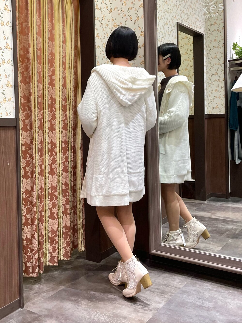 ホワイト系のその他アウター、グレー系のチュニック、ホワイト系のブーツを着用したレディースの冬コーディネートの4枚目の写真