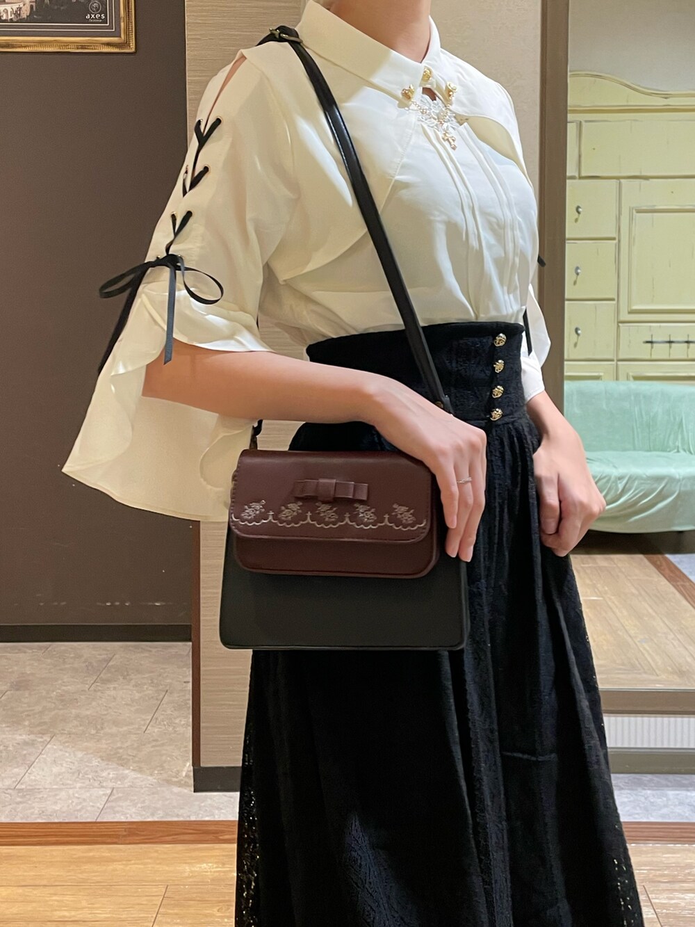 ブラック系のローファー、ホワイト系のタンクトップ、ブラック系のその他パンツを着用したレディースの夏コーディネートの2枚目の写真