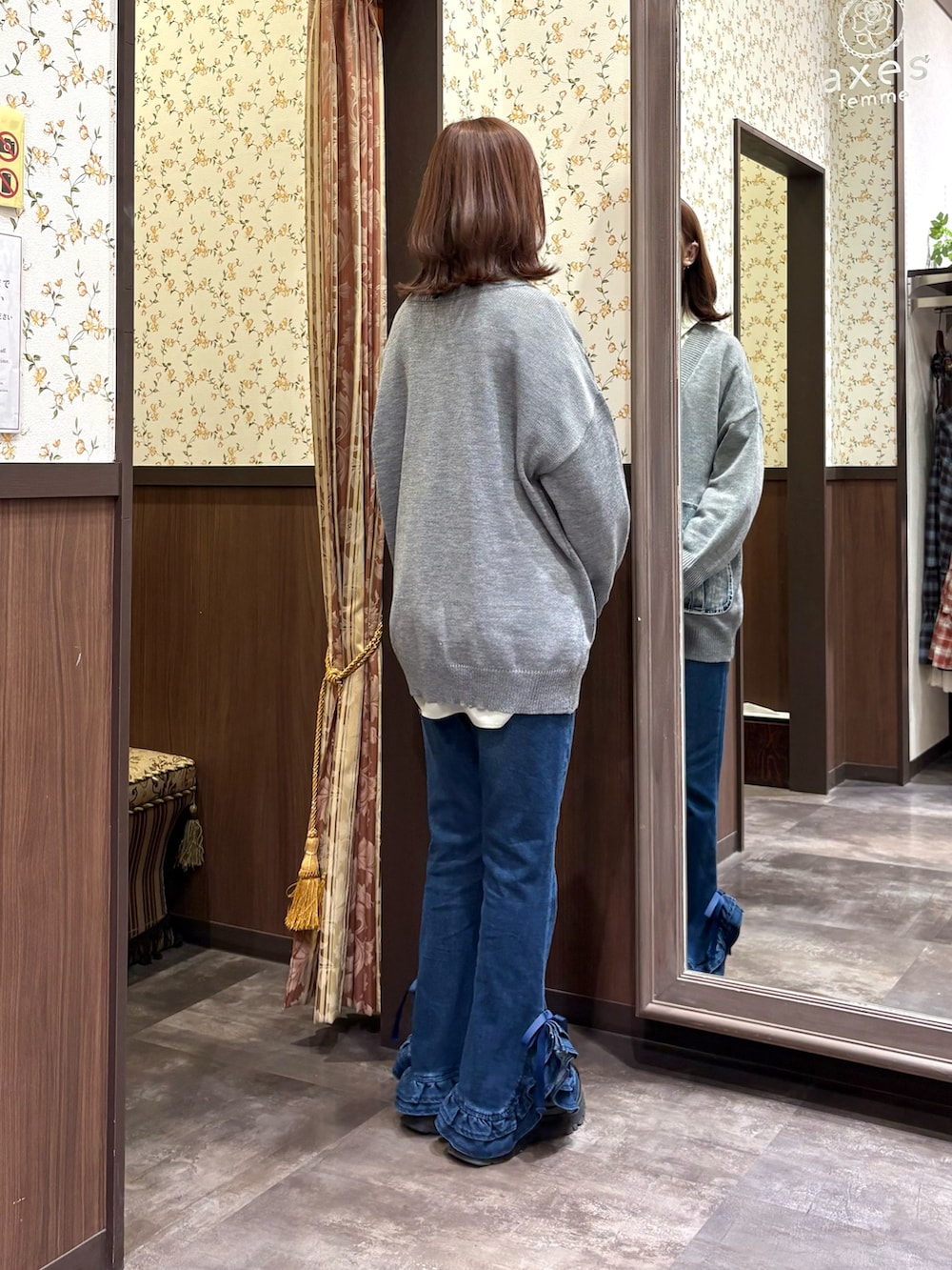 グリーン系のシャツ/ブラウス、グレー系のカーディガン/ボレロ、ブルー系のその他パンツを着用したレディースの冬コーディネートの5枚目の写真