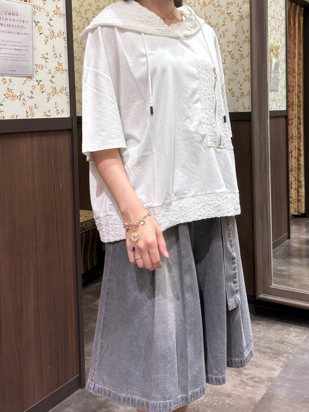 ブラック系のショルダーバッグ、ホワイト系のタンクトップ、ホワイト系のTシャツ/カットソーを着用したレディースの夏コーディネートの5枚目の写真