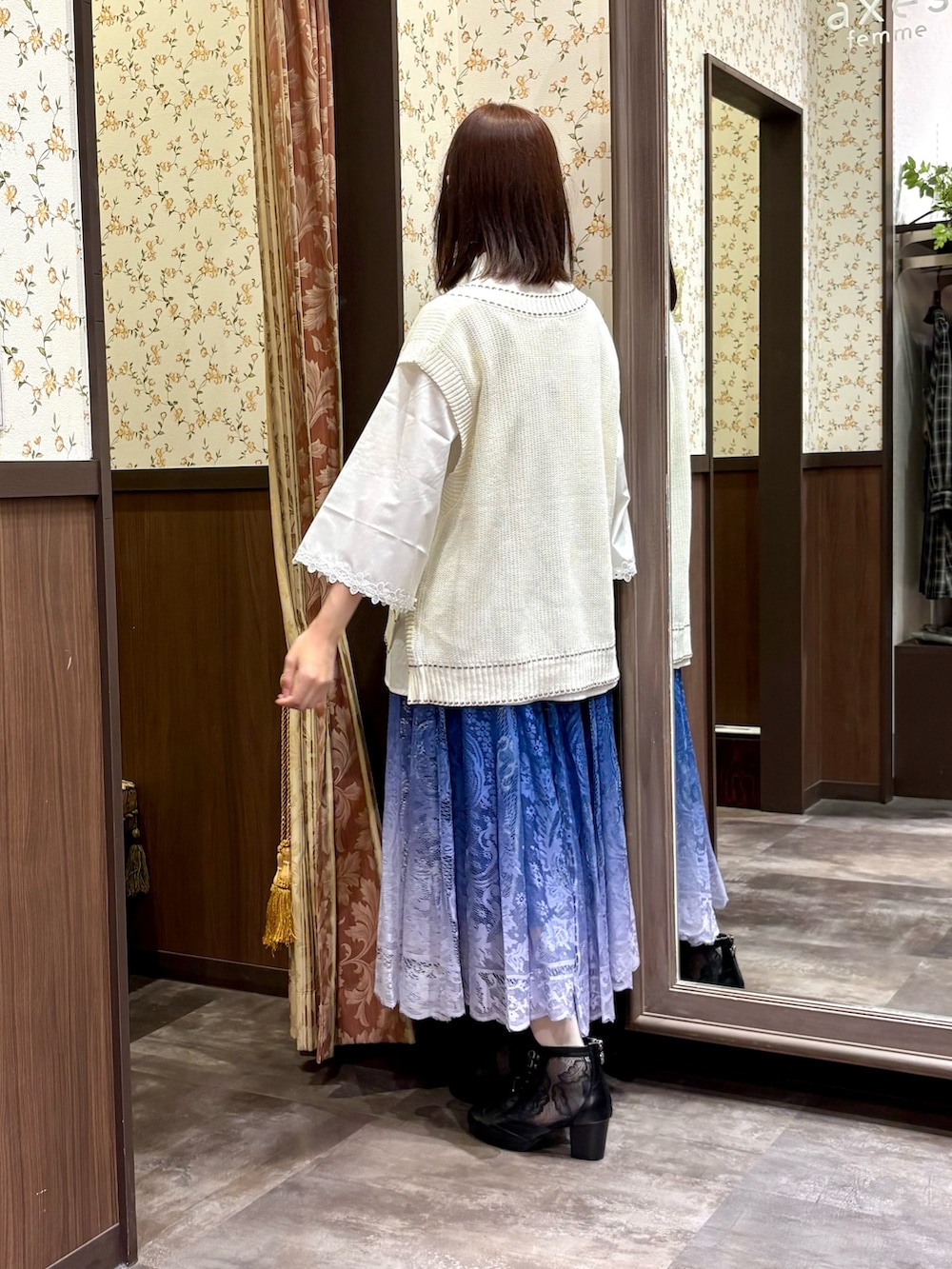 ホワイト系のニット/セーター、ホワイト系のシャツ/ブラウス、ブルー系のスカートを着用したレディースの秋コーディネートの3枚目の写真