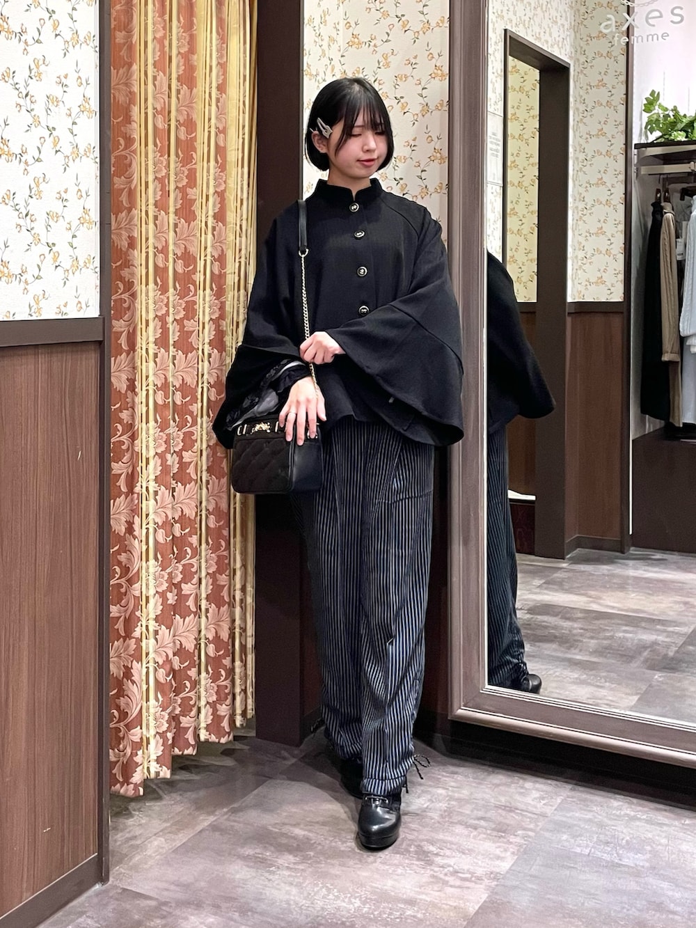 グレー系のシャツ/ブラウス、ブラック系のダッフルコート、ブラック系のショルダーバッグを着用したレディースの冬コーディネートの6枚目の写真