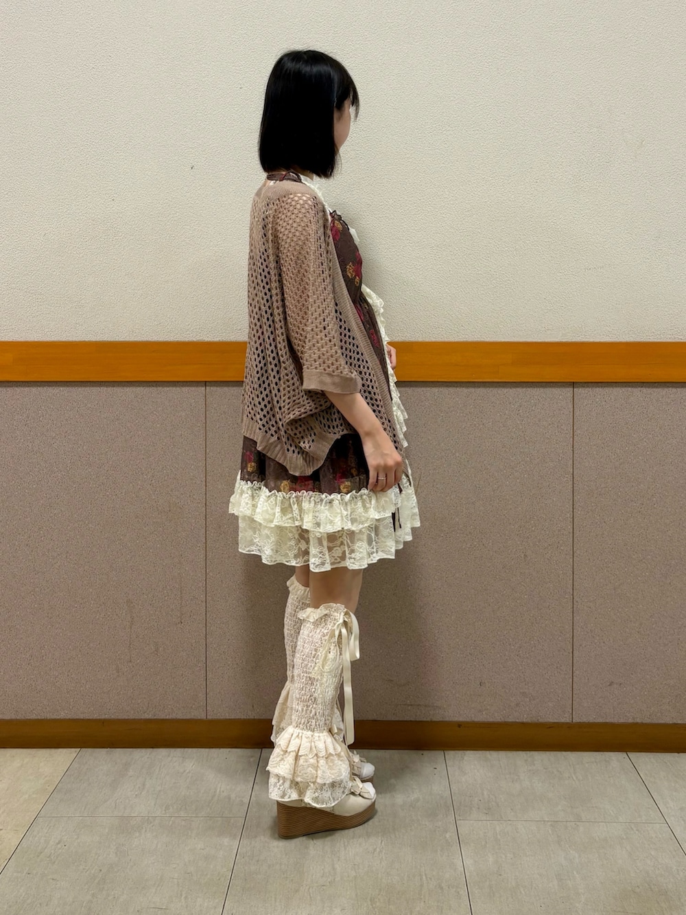 ホワイト系のタンクトップ、ブラウン系のカーディガン/ボレロ、ブラウン系のチュニックを着用したレディースの夏コーディネートの5枚目の写真