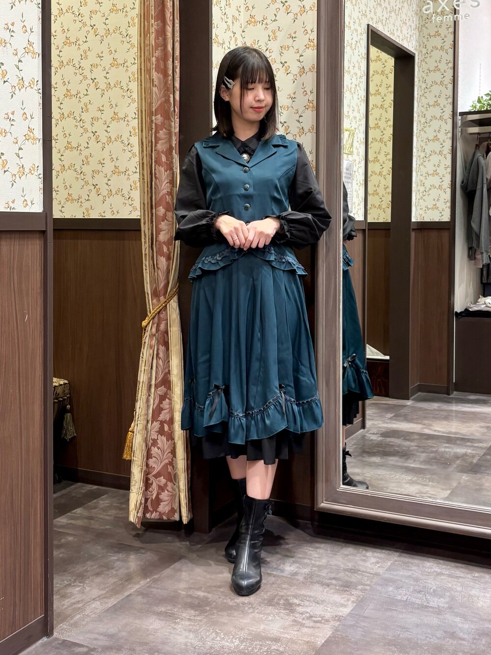 ブラック系のシャツ/ブラウス、ブルー系のベスト、ブルー系のスカートを着用したレディースの夏コーディネートの5枚目の写真