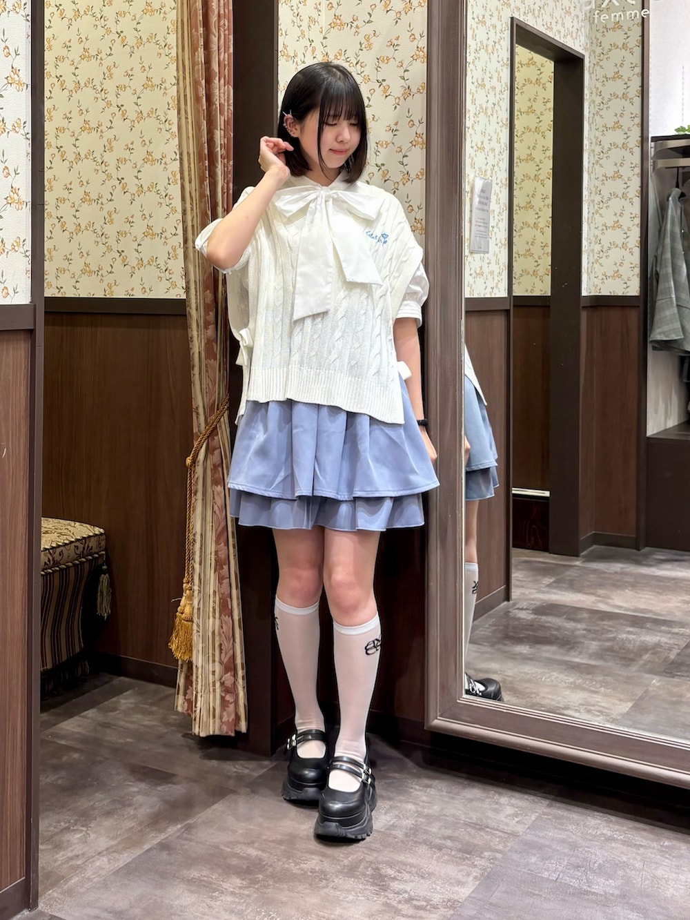 ホワイト系のシャツ/ブラウス、ホワイト系のニット/セーター、ブルー系のその他パンツを着用したレディースの春コーディネートの2枚目の写真