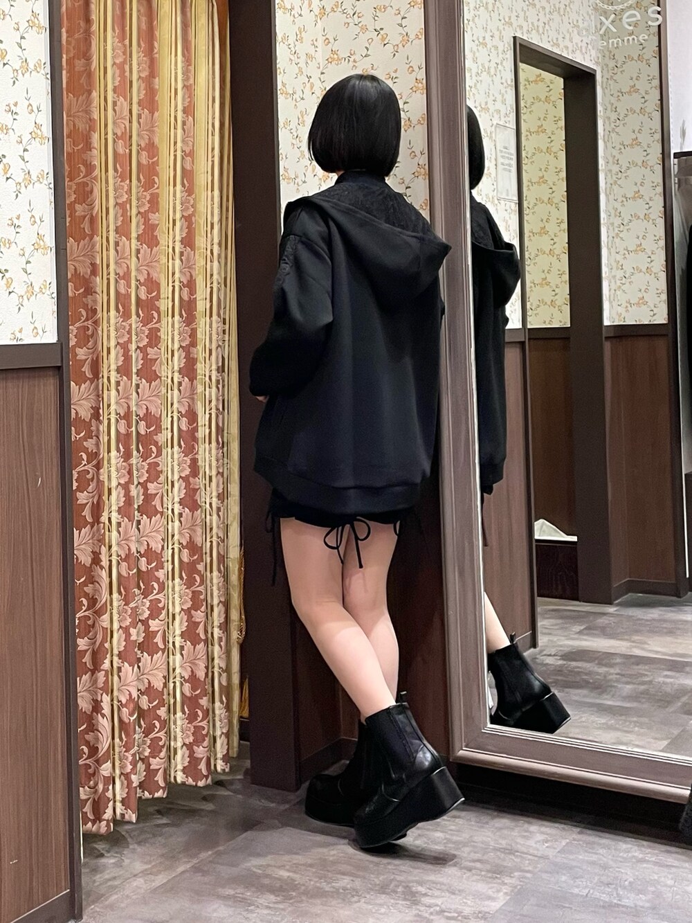 ブラック系のワンピース、ブラック系のパーカー、ブラック系のトートバッグを着用したレディースの春コーディネートの3枚目の写真