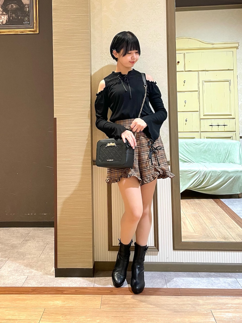 「axes femme、大人可愛い、カジュアル、ショートパンツ」|「axes femme POETIQUEのレースアップ肩あきカットプルオーバー(Tシャツ/カットソー、ブラック系)」を使った、白あんさん(レディース・161cm)の秋コーディネートの2枚目の写真