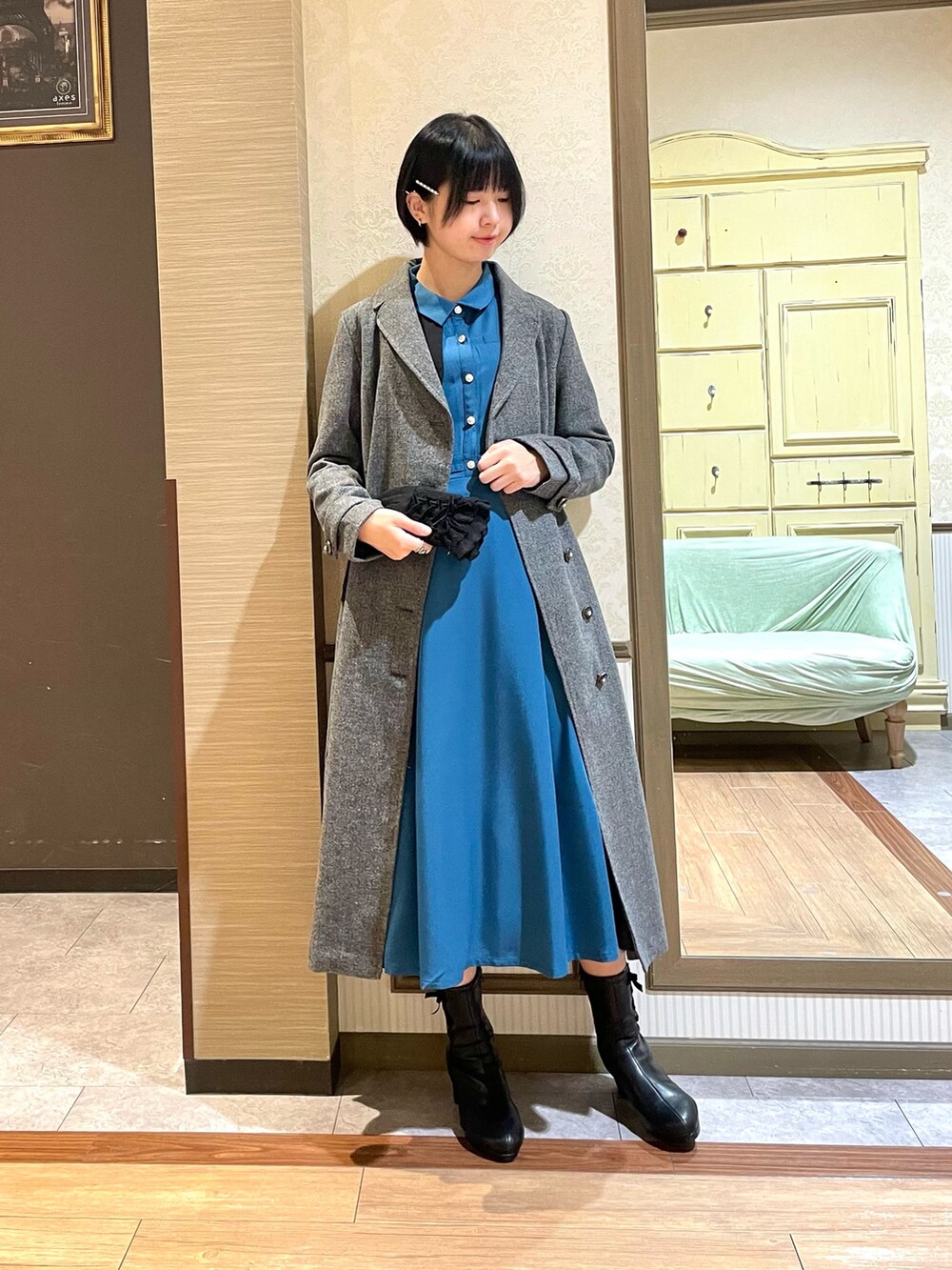 「axes femme、冬コーデ、骨格ウェーブ、ワンピース、ロングコート」｜「axes femmeの薔薇ビジューストールクリップ（その他小物、ゴールド系）」を使った、白あんさん（レディース・161cm）の冬コーディネートの4枚目の写真