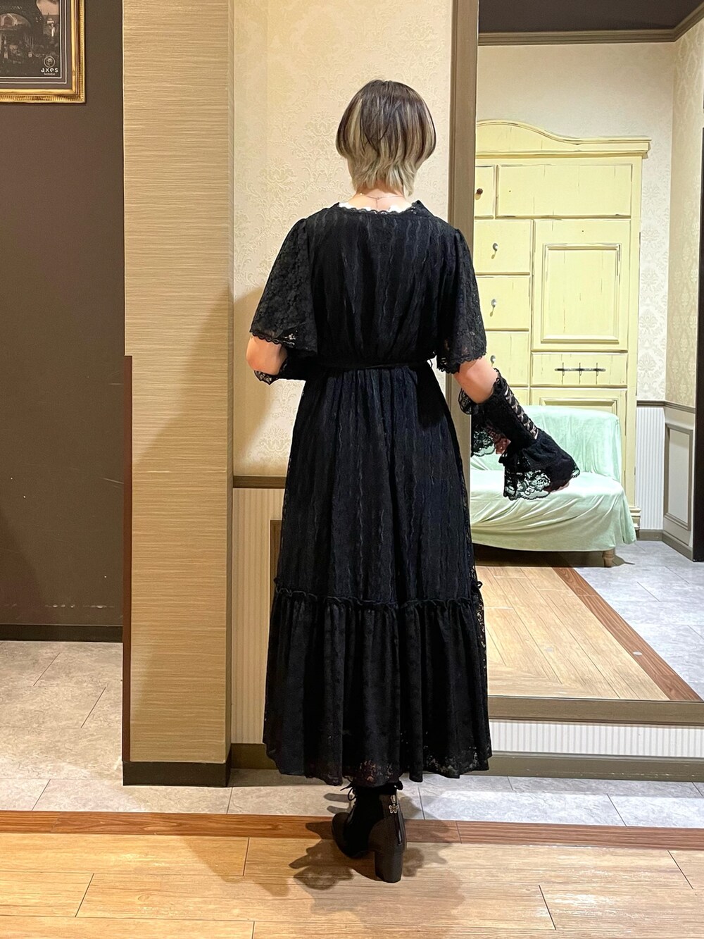 ブラック系のブーツ、ブラック系のTシャツ/カットソー、ホワイト系のタンクトップを着用したレディースの夏コーディネートの3枚目の写真