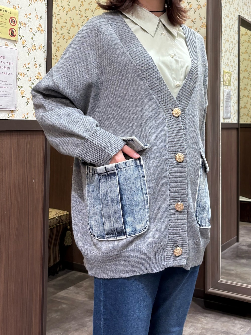 グリーン系のシャツ/ブラウス、グレー系のカーディガン/ボレロ、ブルー系のその他パンツを着用したレディースの冬コーディネートの6枚目の写真