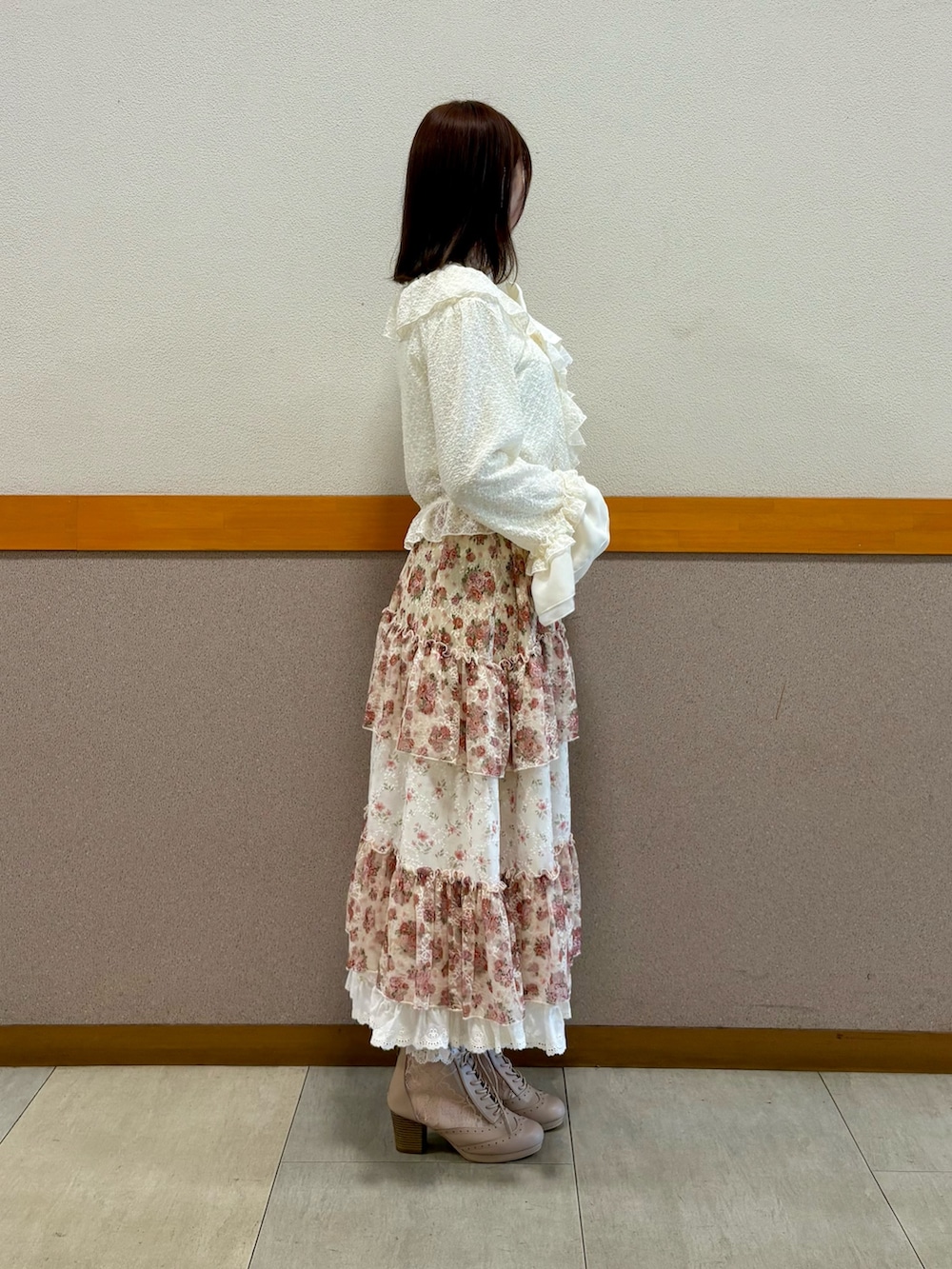 ホワイト系のシャツ/ブラウス、ホワイト系のカーディガン/ボレロ、ベージュ系のスカートを着用したレディースの秋コーディネートの6枚目の写真