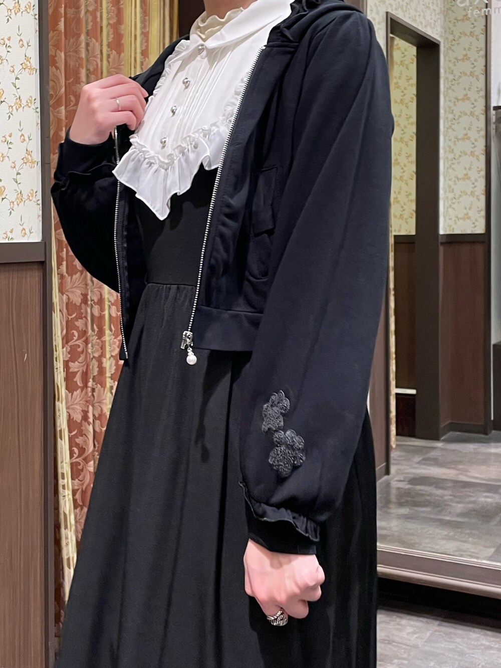 ホワイト系のスニーカー、ブラック系のワンピース、ブラック系のショルダーバッグを着用したレディースの春コーディネートの9枚目の写真