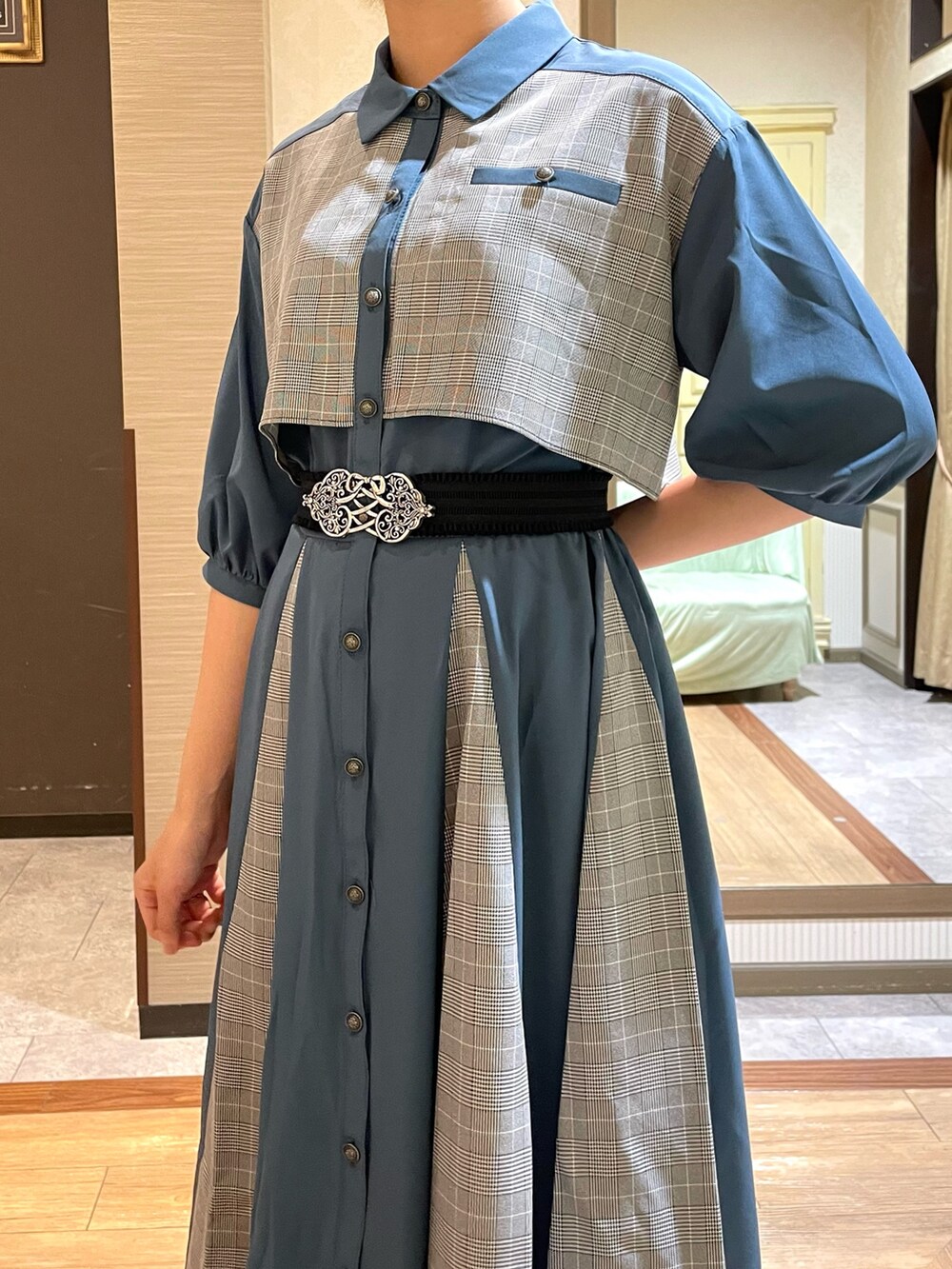 ブルー系のかごバッグ、ブラック系のブーツ、ホワイト系のタンクトップを着用したレディースの夏コーディネートの5枚目の写真