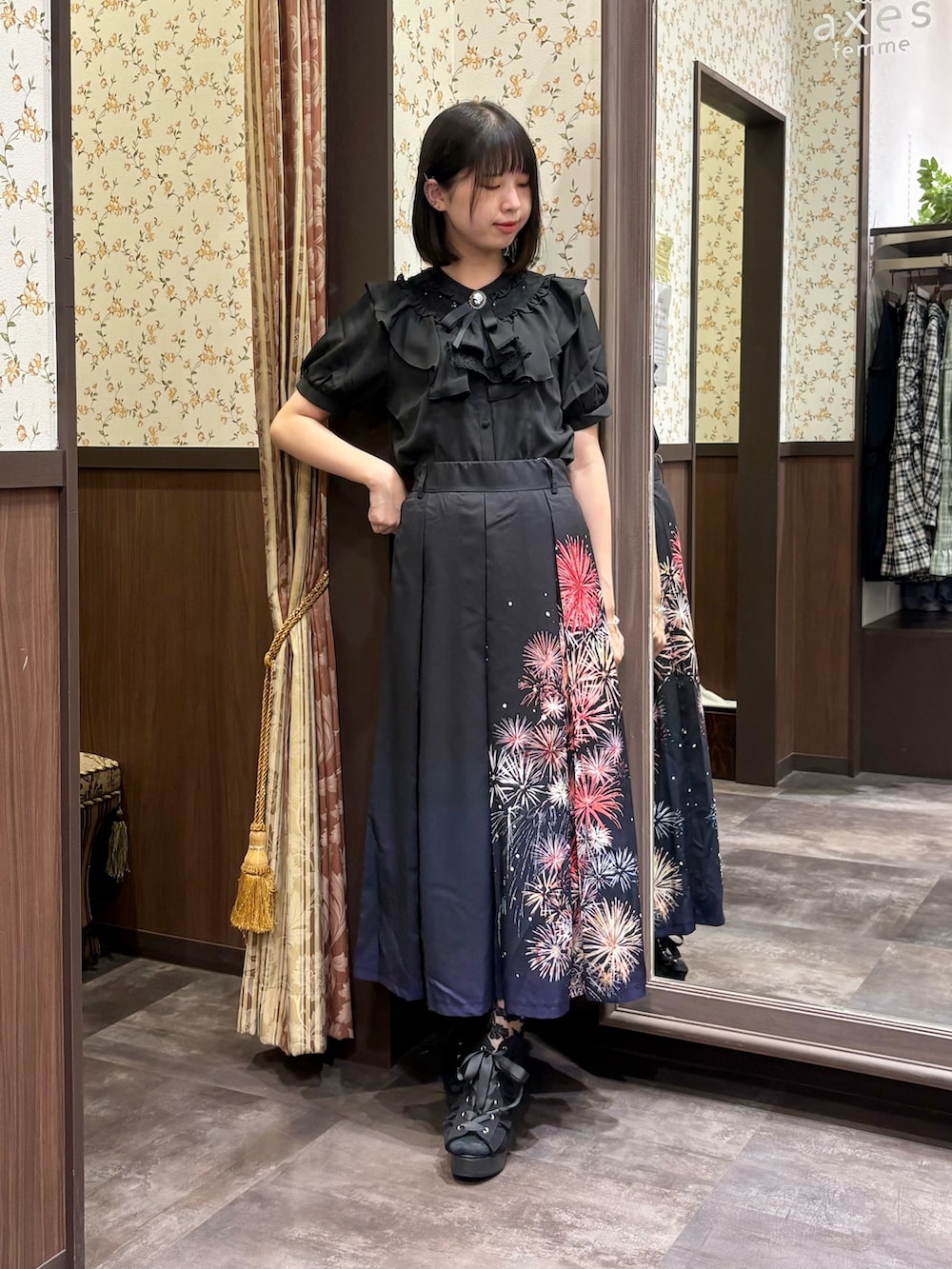 ブラック系のシャツ/ブラウス、ブラック系のタンクトップ、ブラック系のスカートを着用したレディースの夏コーディネートの8枚目の写真