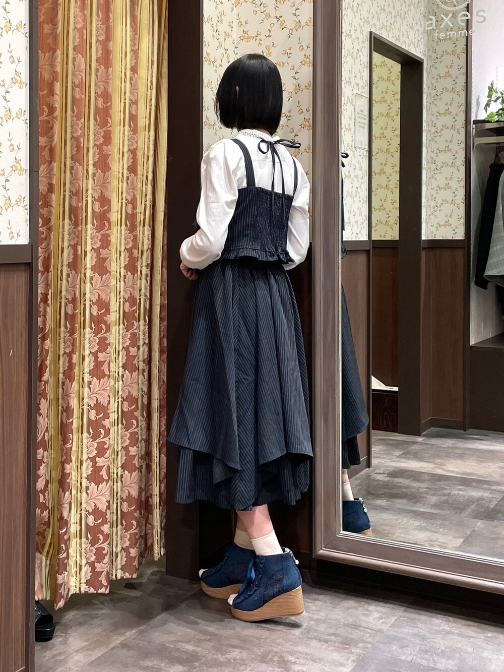 「axes femme、春色、ジャケット、ビスチェ、大人カジュアル、春服コーデ、大人カジュアルコーデ、デニムジャケット、セットアップ、セットアップスタイル、カジュアルコーデ、カジュアル」|「axes femmeのレース襟ビスチェ切替プルオーバー(Tシャツ/カットソー、ホワイト系)」を使った、白あんさん(レディース・161cm)の春コーディネートの5枚目の写真