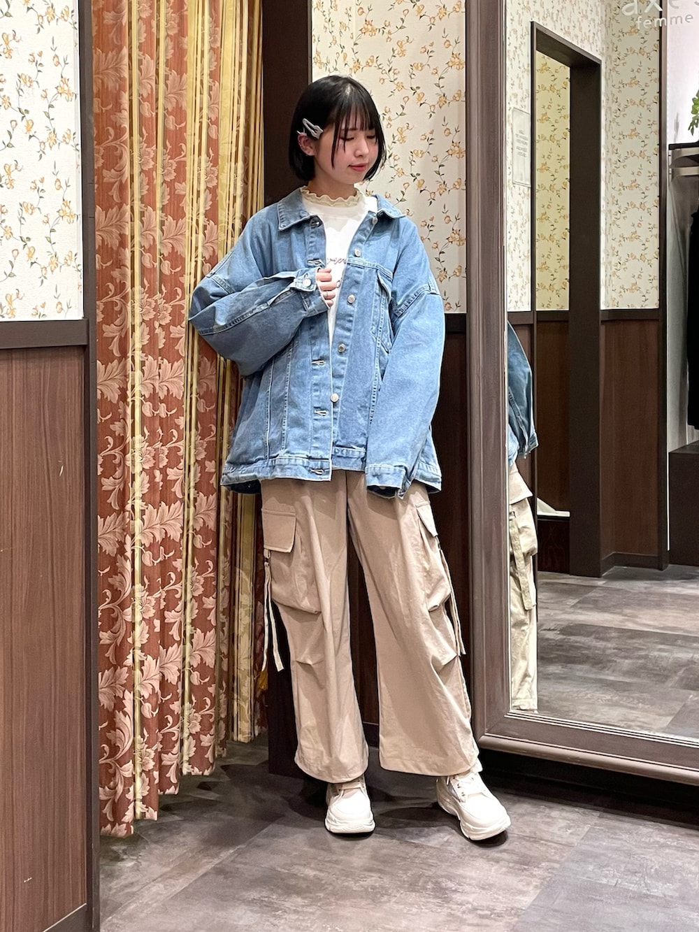 ピンク系のバックパック/リュック、ベージュ系のカーゴパンツ、ホワイト系のスニーカーを着用したレディースの春コーディネートの7枚目の写真
