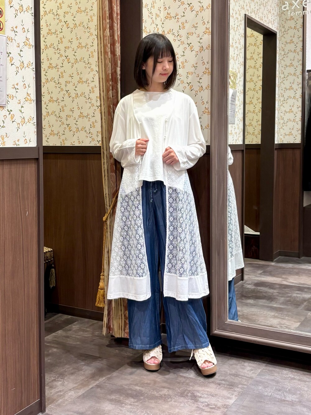 ブルー系のショルダーバッグ、ブルー系のその他パンツ、ホワイト系のTシャツ/カットソーを着用したレディースの夏コーディネートの6枚目の写真