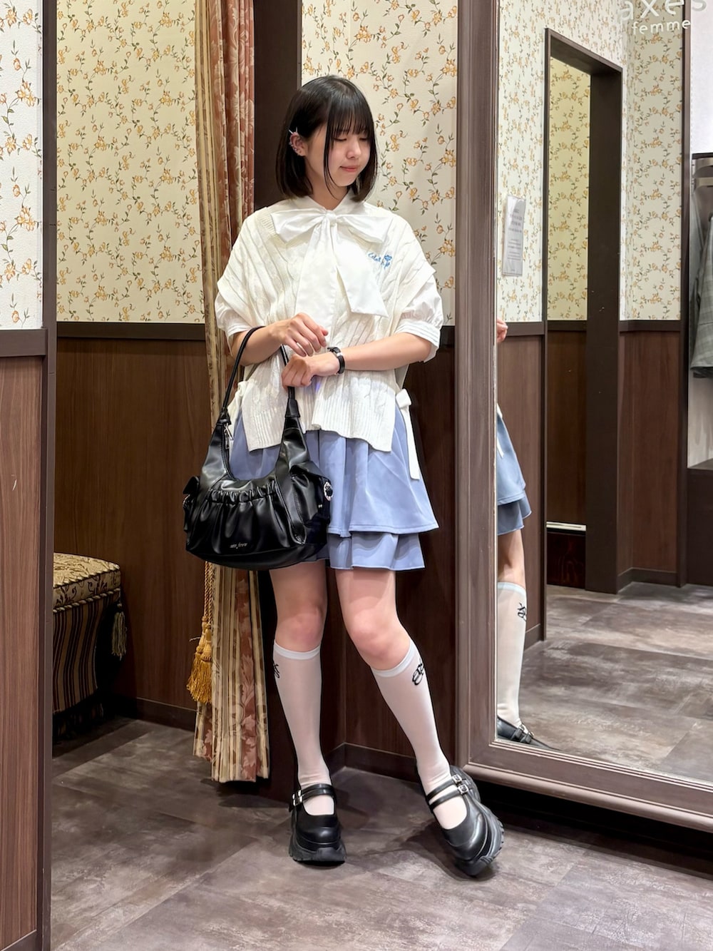 ホワイト系のシャツ/ブラウス、ホワイト系のニット/セーター、ブルー系のその他パンツを着用したレディースの春コーディネートの4枚目の写真