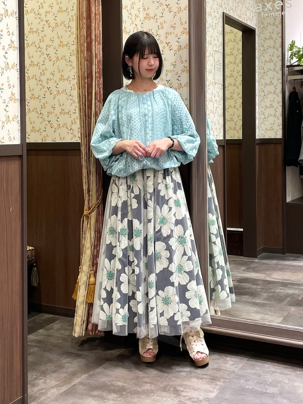 ホワイト系のタンクトップ、グリーン系のTシャツ/カットソー、ブラウン系のショルダーバッグを着用したレディースの春コーディネートの5枚目の写真