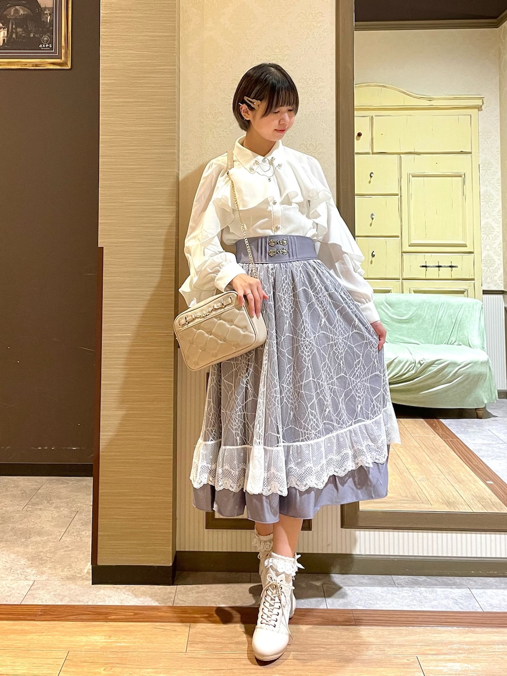 「axes femme、ガーリー、フェミニン、ホワイト、ブラウス」｜「axes femme POETIQUEのダークロマンスフリルブラウス（シャツ/ブラウス、ホワイト系）」を使った、白あんさん（レディース・161cm）の秋コーディネートの2枚目の写真