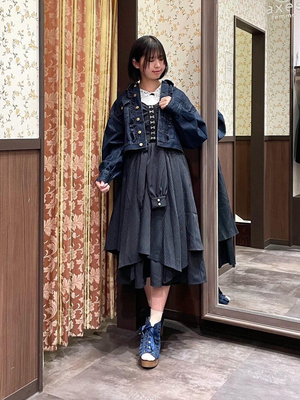 「axes femme、春色、ジャケット、ビスチェ、大人カジュアル、春服コーデ、大人カジュアルコーデ、デニムジャケット、セットアップ、セットアップスタイル、カジュアルコーデ、カジュアル」|「axes femmeのレース襟ビスチェ切替プルオーバー(Tシャツ/カットソー、ホワイト系)」を使った、白あんさん(レディース・161cm)の春コーディネートの2枚目の写真