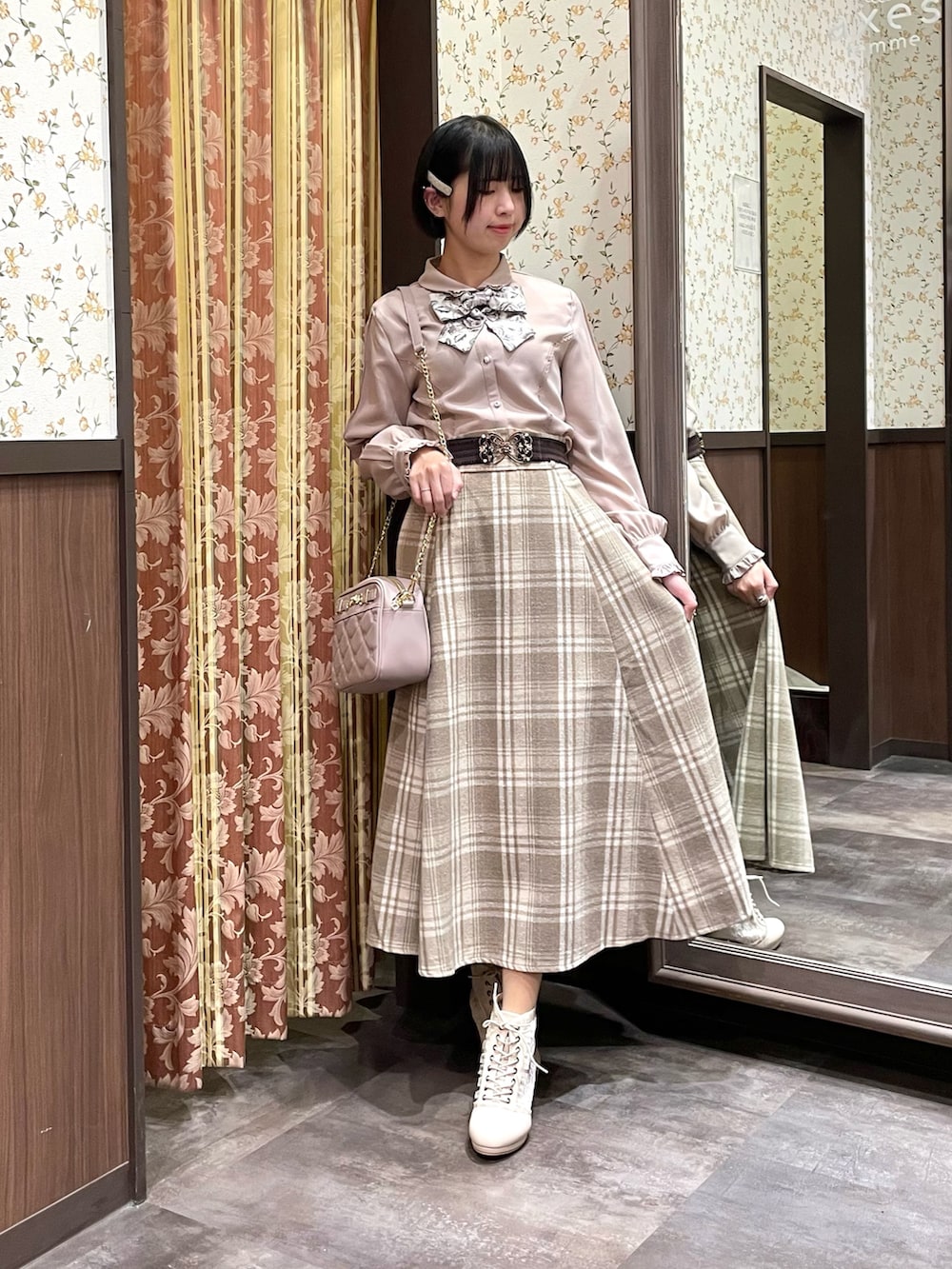 ピンク系のシャツ/ブラウス、ベージュ系のテーラードジャケット、ベージュ系のスカートを着用したレディースの冬コーディネートの4枚目の写真