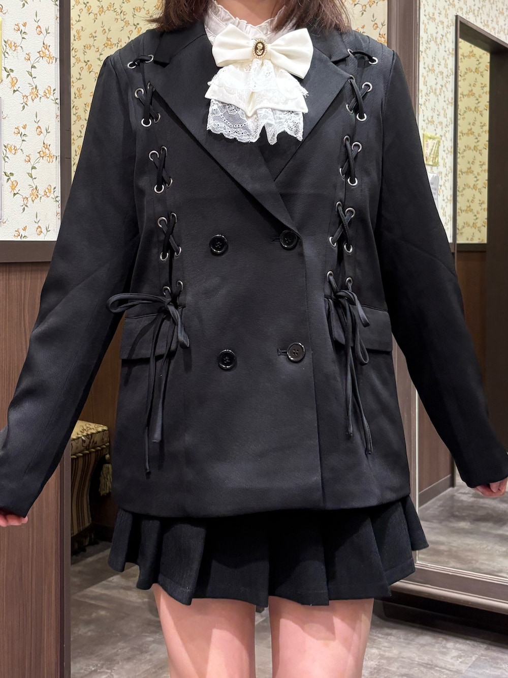 ホワイト系のシャツ/ブラウス、ブラック系のブルゾン、ブラック系のその他パンツを着用したレディースの秋コーディネートの6枚目の写真