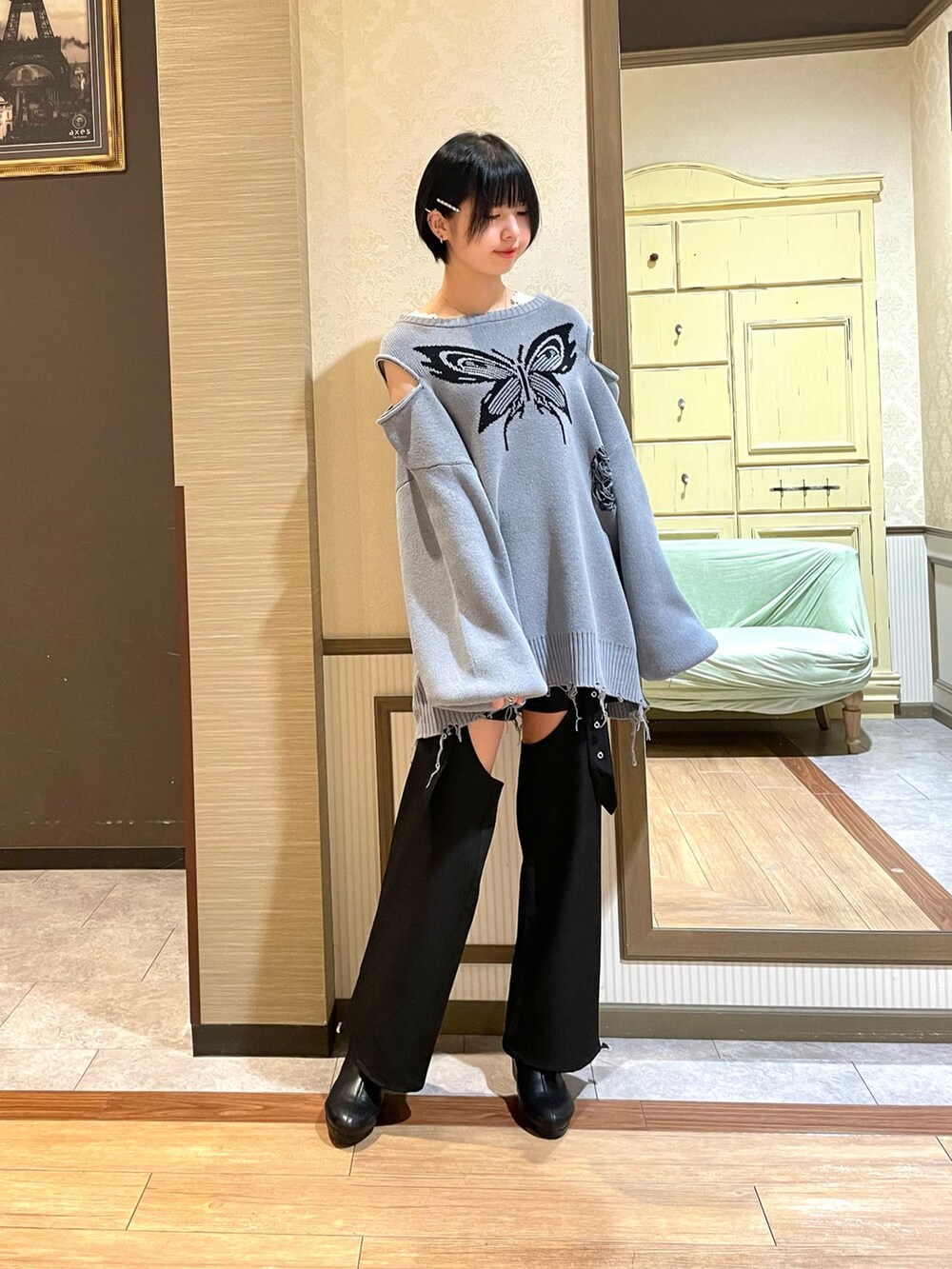ブラック系のブーツ、ブラック系のその他パンツ、ホワイト系のタンクトップを着用したレディースの秋コーディネートの6枚目の写真