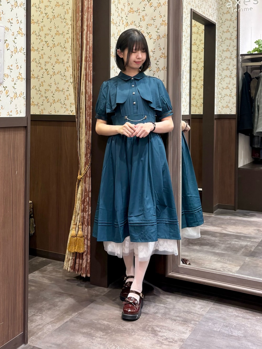 「axes femme、ワンピース、ショルダーバッグ、ワントーンコーデ、高身長女子、低身長女子、緑、ライブ、推し活コーデ、パンプス、パンプス×靴下」｜「axes femmeのハイウエストフラシ半袖ワンピース（ワンピース、グリーン系）」を使った、白あんさん（レディース・161cm）の春コーディネートの4枚目の写真