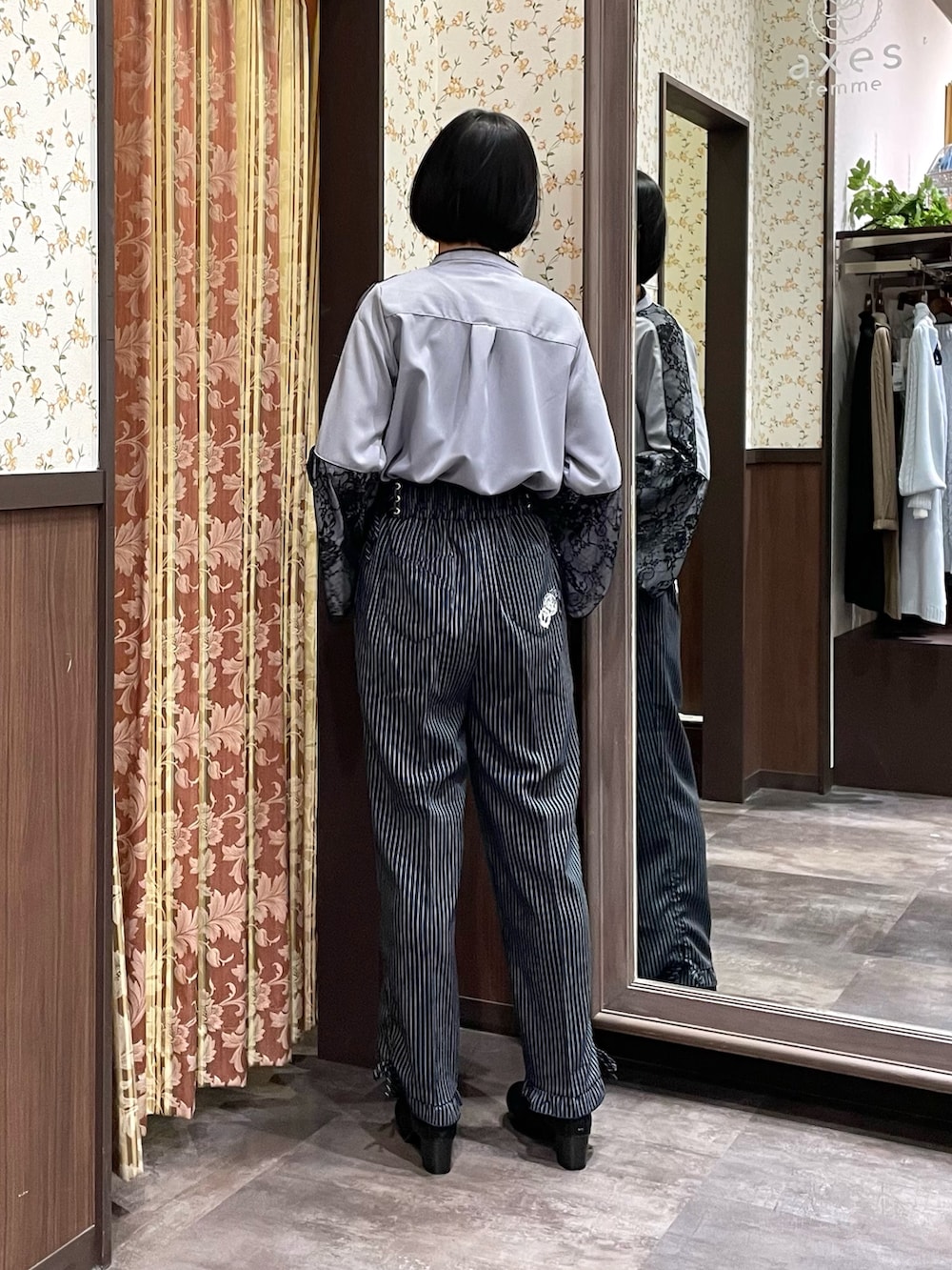 グレー系のシャツ/ブラウス、ブラック系のダッフルコート、ブラック系のショルダーバッグを着用したレディースの冬コーディネートの4枚目の写真