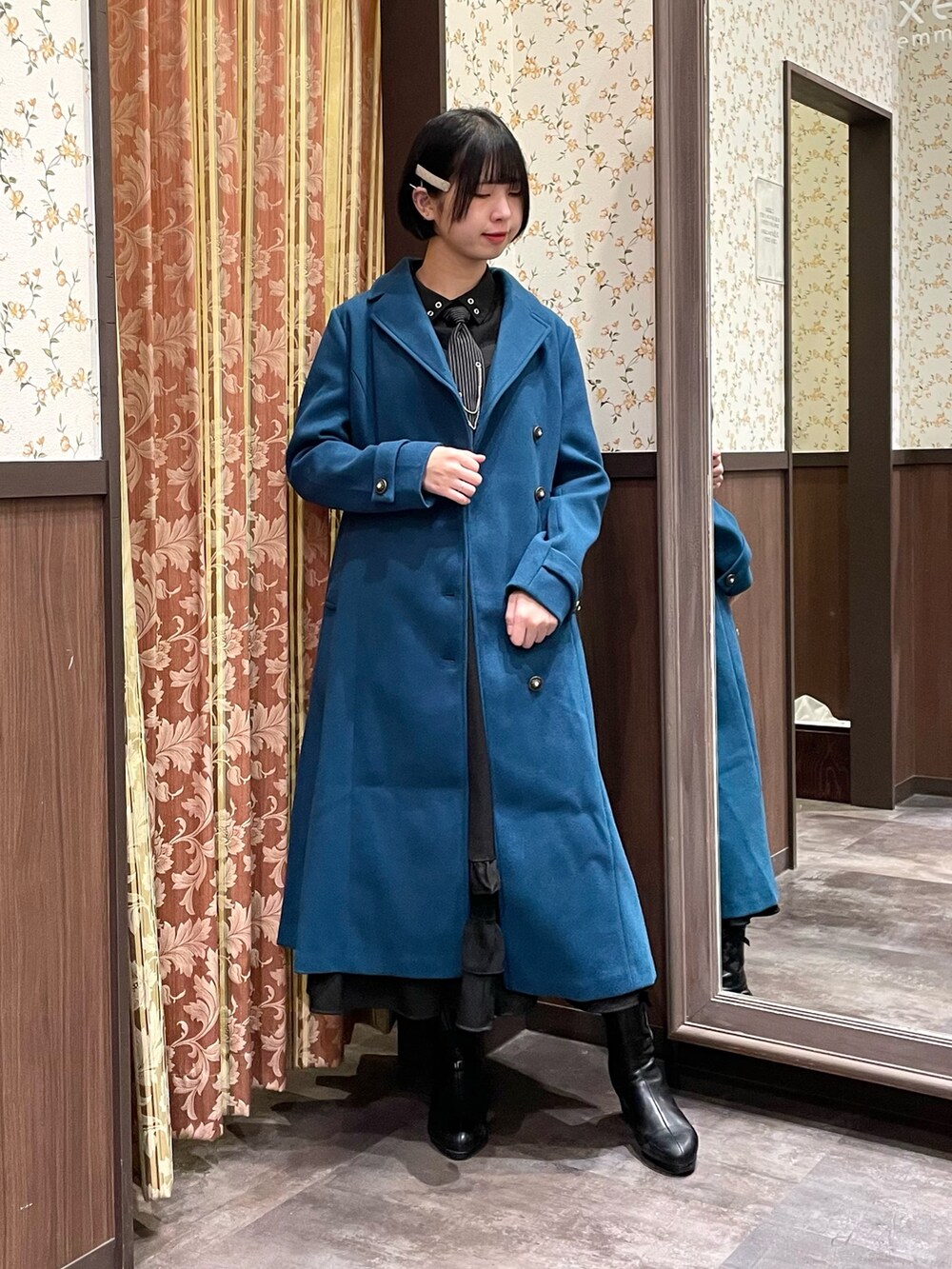 ブラック系のワンピース、ブラック系のシャツ/ブラウス、ブルー系のダッフルコートを着用したレディースの冬コーディネートの2枚目の写真