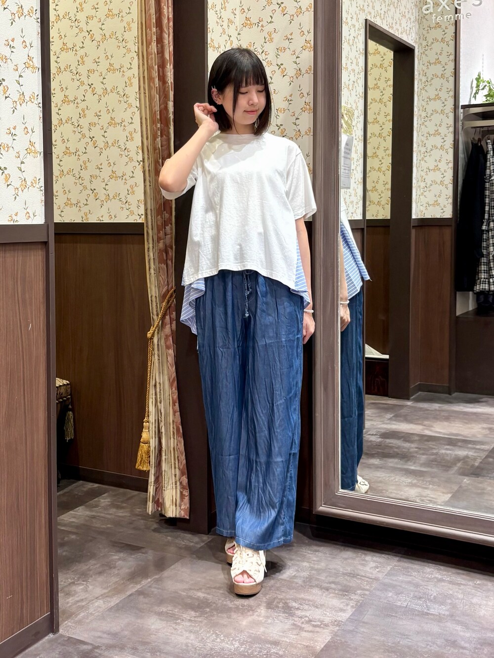 ブルー系のショルダーバッグ、ブルー系のその他パンツ、ホワイト系のTシャツ/カットソーを着用したレディースの夏コーディネートの2枚目の写真