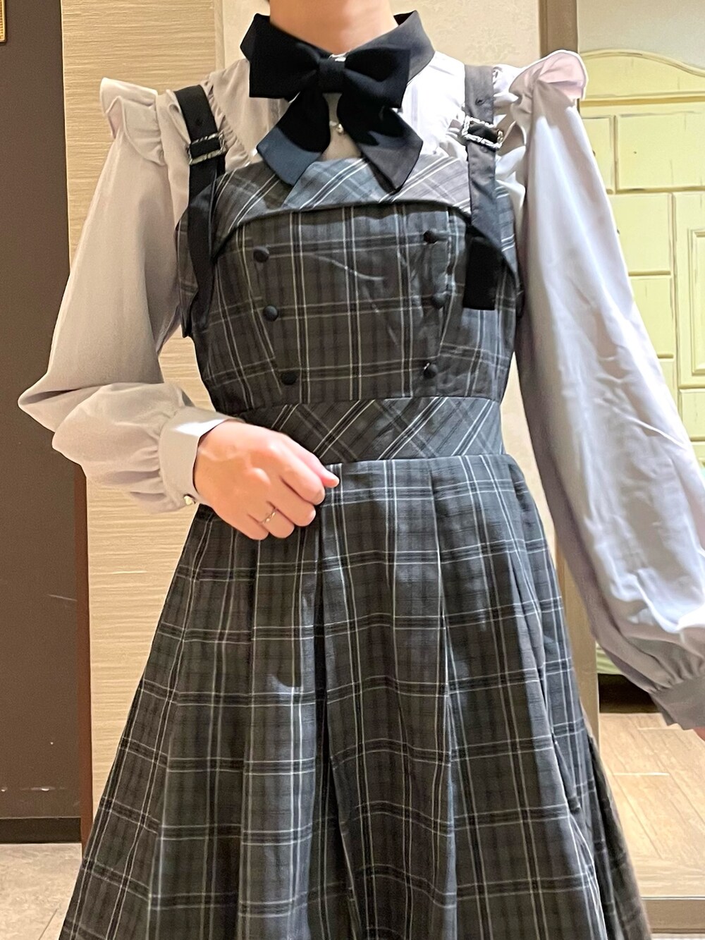 ブラック系のショルダーバッグ、グレー系のシャツ/ブラウス、ホワイト系のタンクトップを着用したレディースの秋コーディネートの6枚目の写真