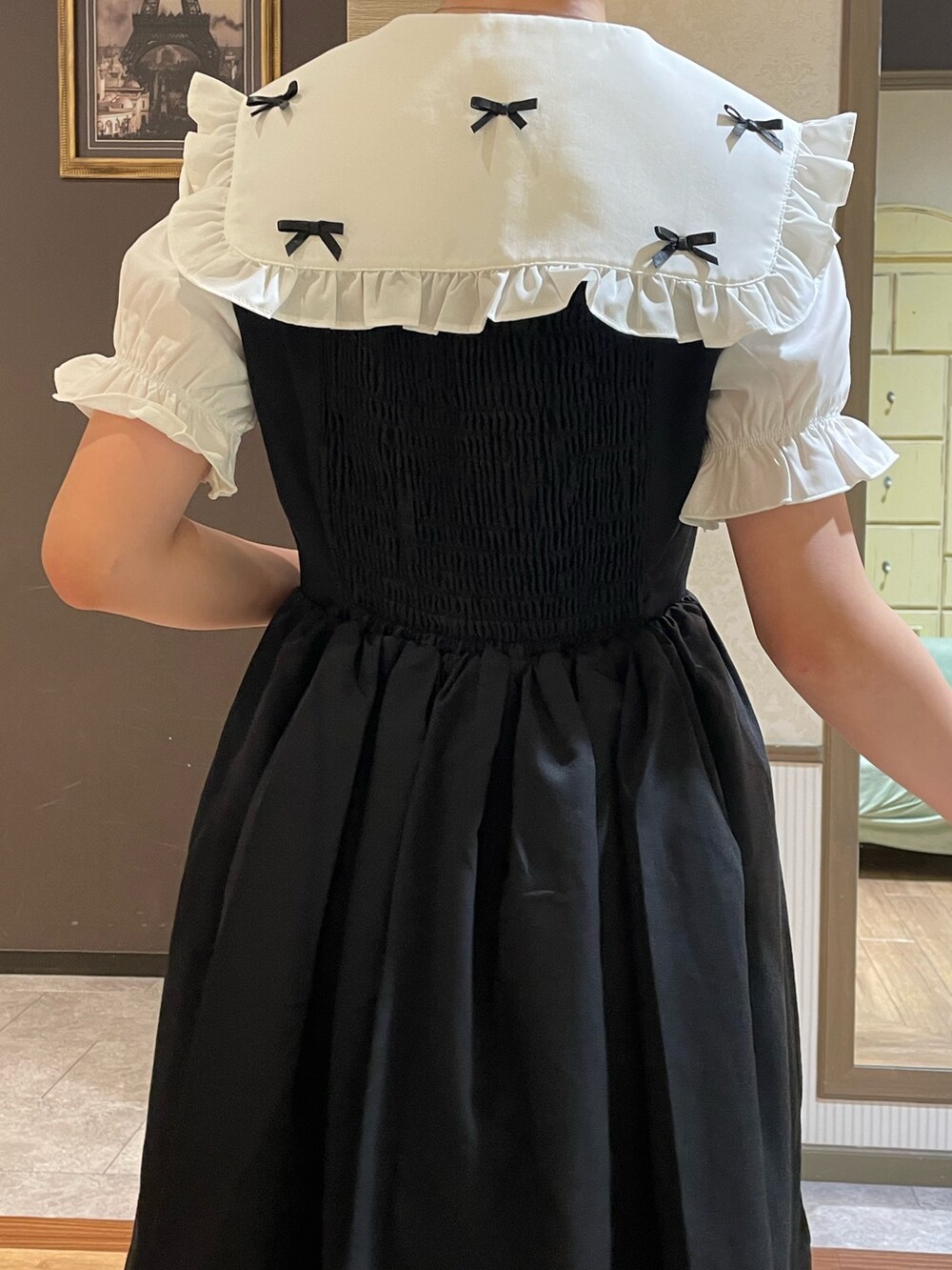 ホワイト系のタンクトップ、ホワイト系のシャツ/ブラウス、ブラック系のパンプスを着用したレディースの夏コーディネートの7枚目の写真