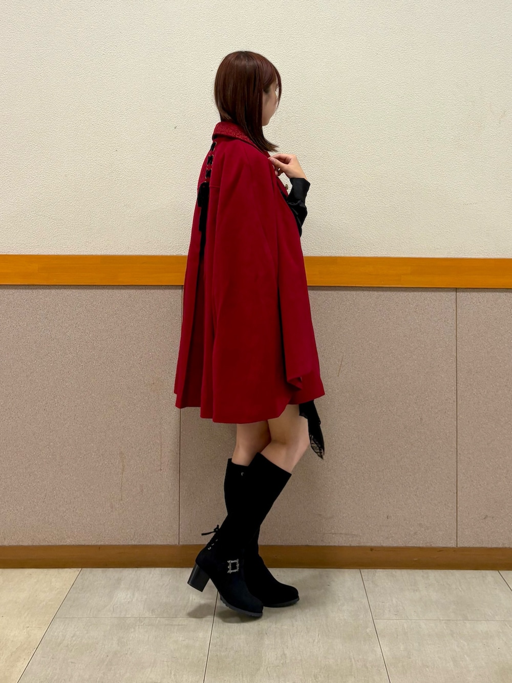 ブラック系のブーツ、ブラック系のシャツ/ブラウス、ブラック系のその他パンツを着用したレディースの秋コーディネートの5枚目の写真