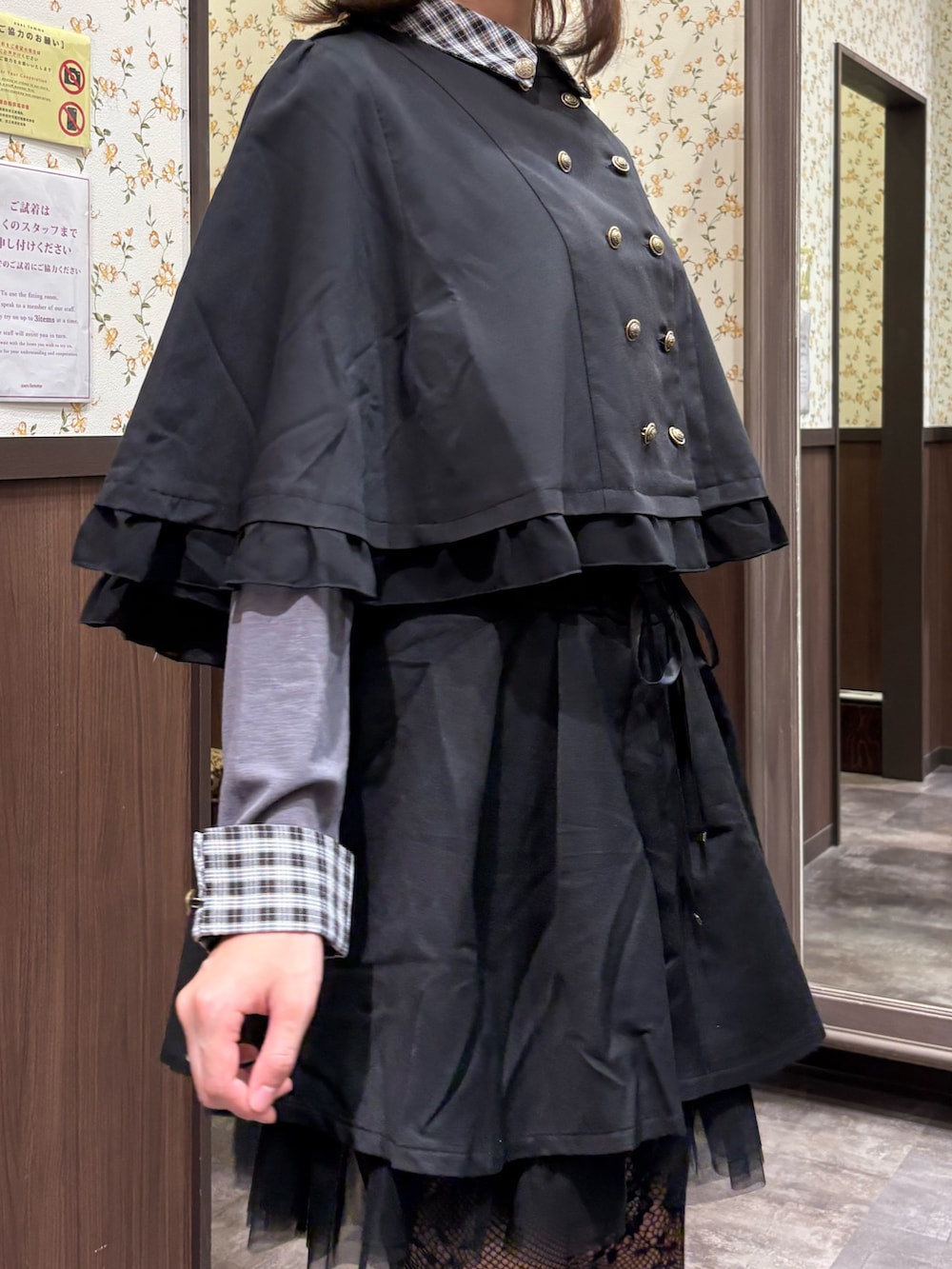 グレー系のTシャツ/カットソー、ブラック系のベスト、ブラック系のボストンバッグを着用したレディースの秋コーディネートの5枚目の写真
