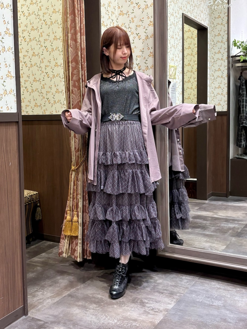 ブラック系のタンクトップ、パープル系のシャツ/ブラウス、ブラック系のボストンバッグを着用したレディースの秋コーディネートの4枚目の写真