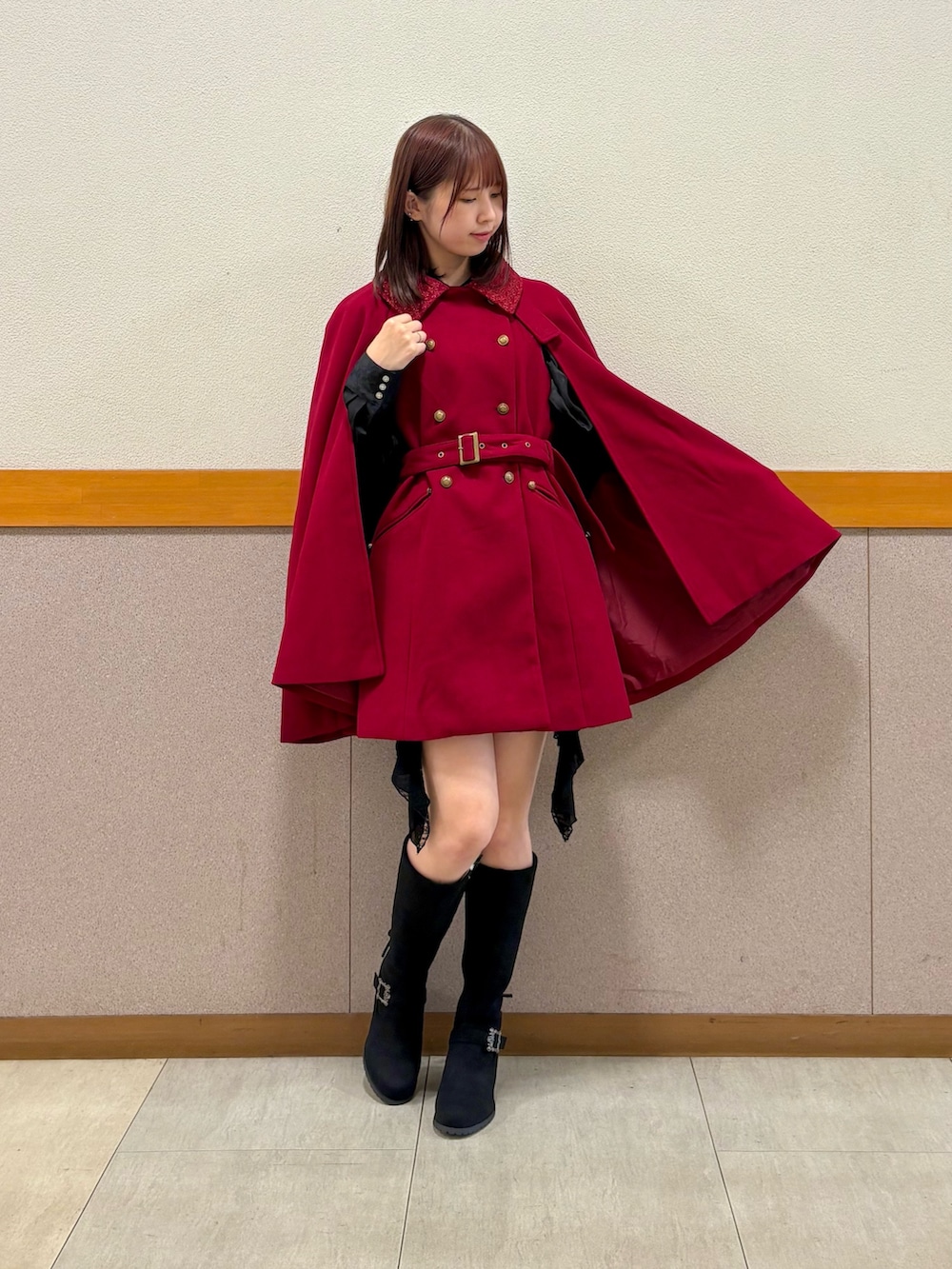 ブラック系のブーツ、ブラック系のシャツ/ブラウス、ブラック系のその他パンツを着用したレディースの秋コーディネートの3枚目の写真
