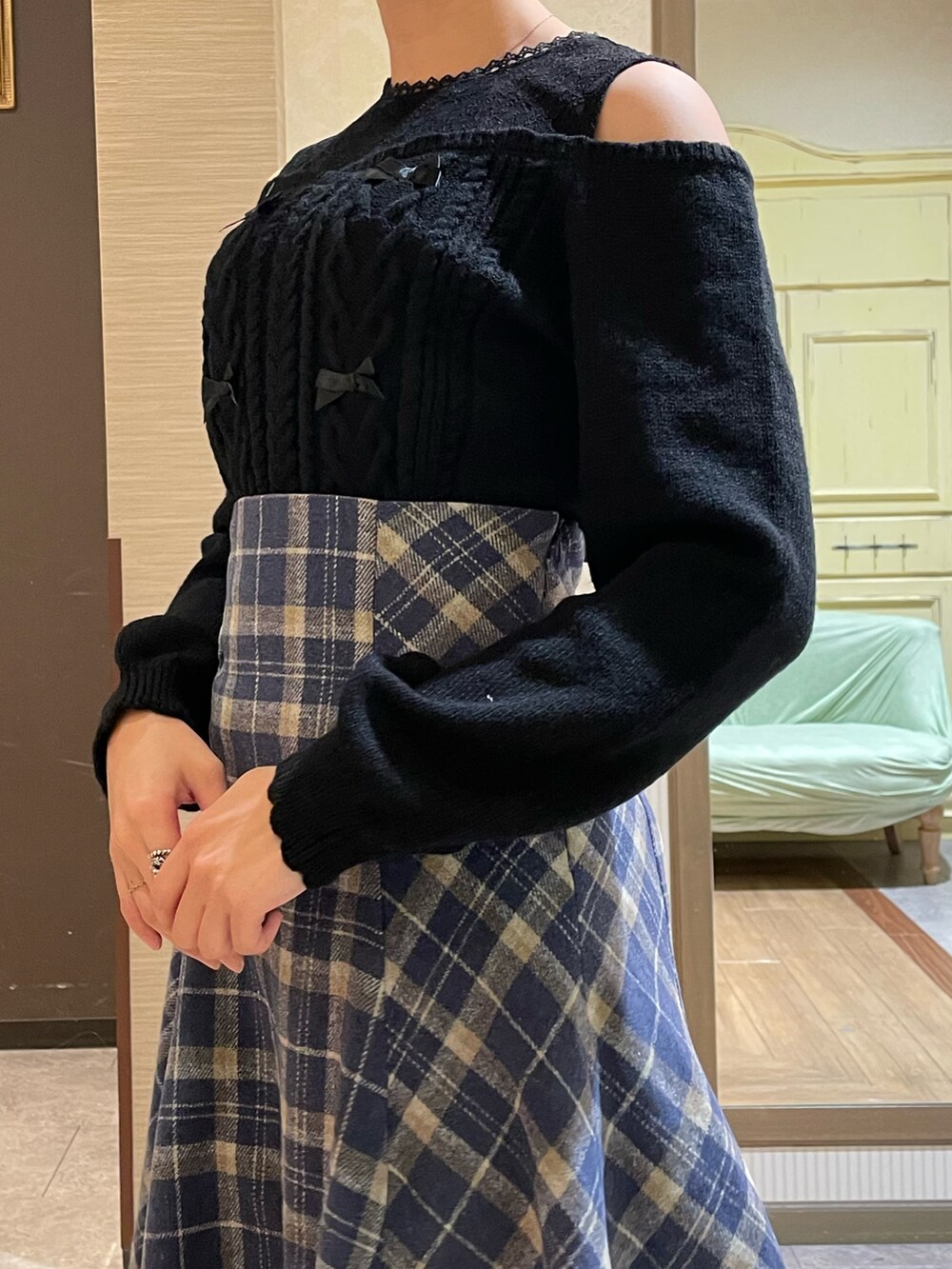 「axes femme、フェミニン、カジュアル、大人可愛い、ハイウエスト」|「axes femmeの起毛チェック編上スカート(スカート、ブルー系)」を使った、白あんさん(レディース・161cm)の秋コーディネートの6枚目の写真