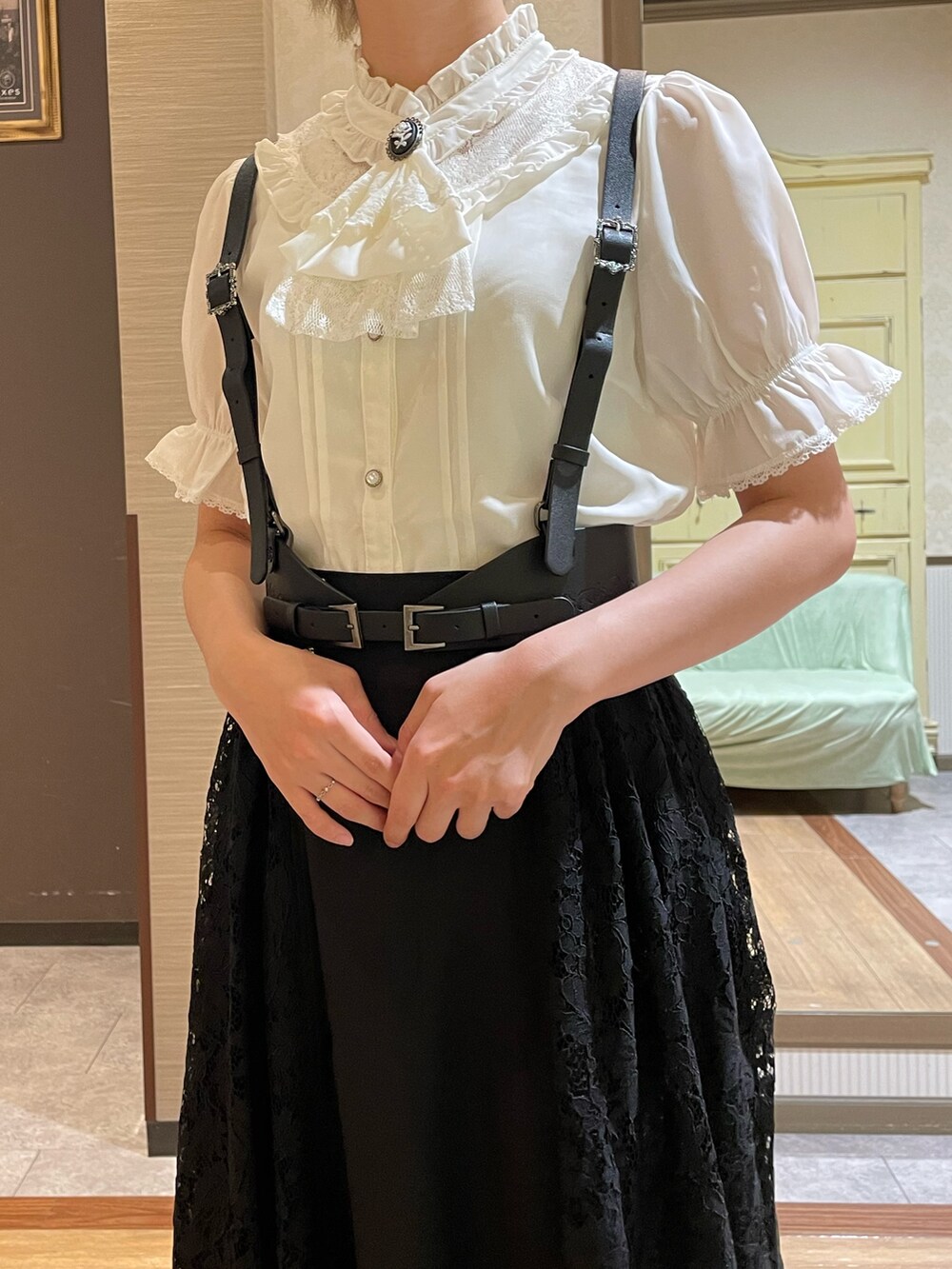 ブラック系のショルダーバッグ、ブラック系のブーツ、ブラック系のスカートを着用したレディースの夏コーディネートの5枚目の写真