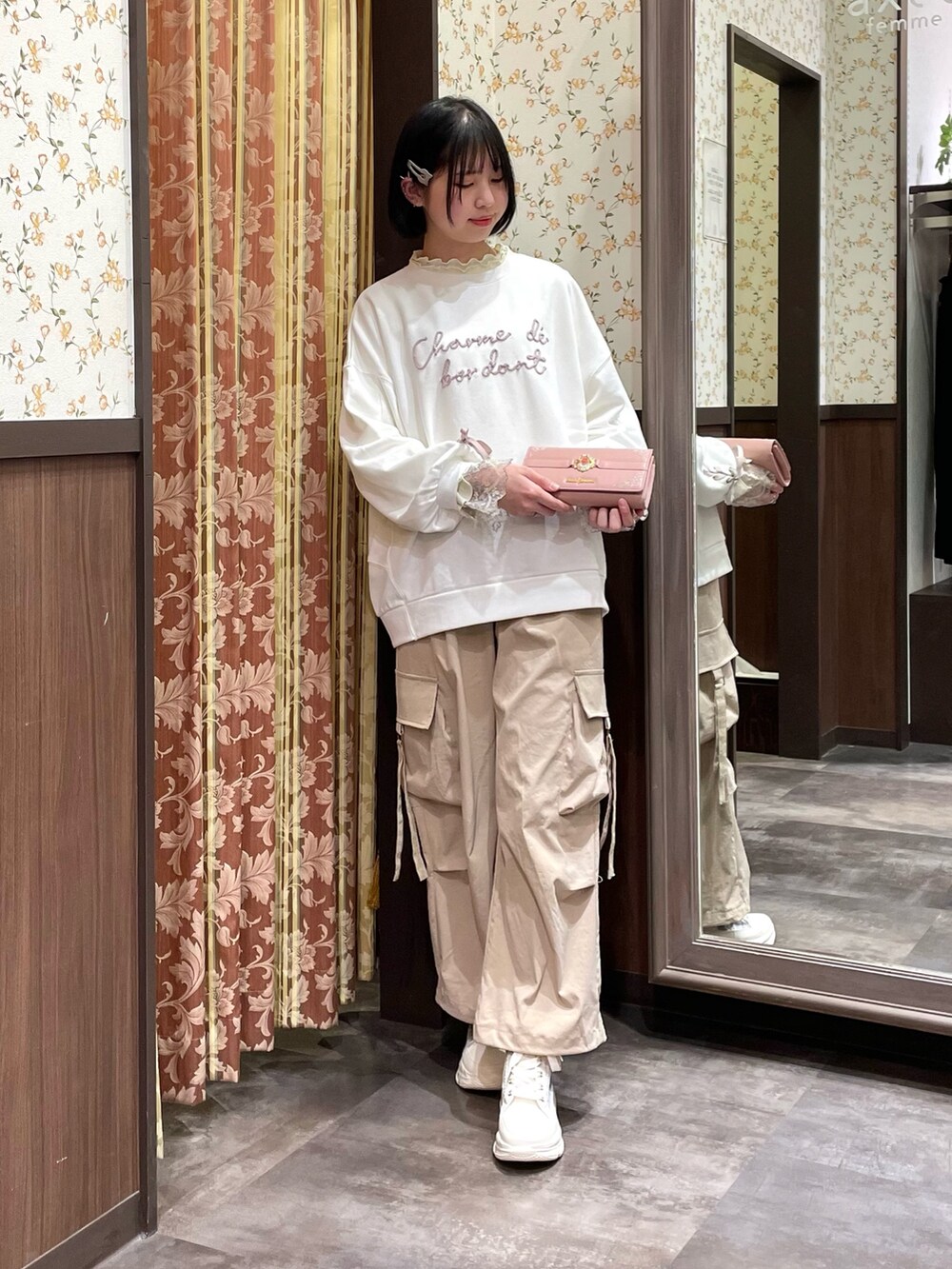 ピンク系のバックパック/リュック、ベージュ系のカーゴパンツ、ホワイト系のスニーカーを着用したレディースの春コーディネートの4枚目の写真