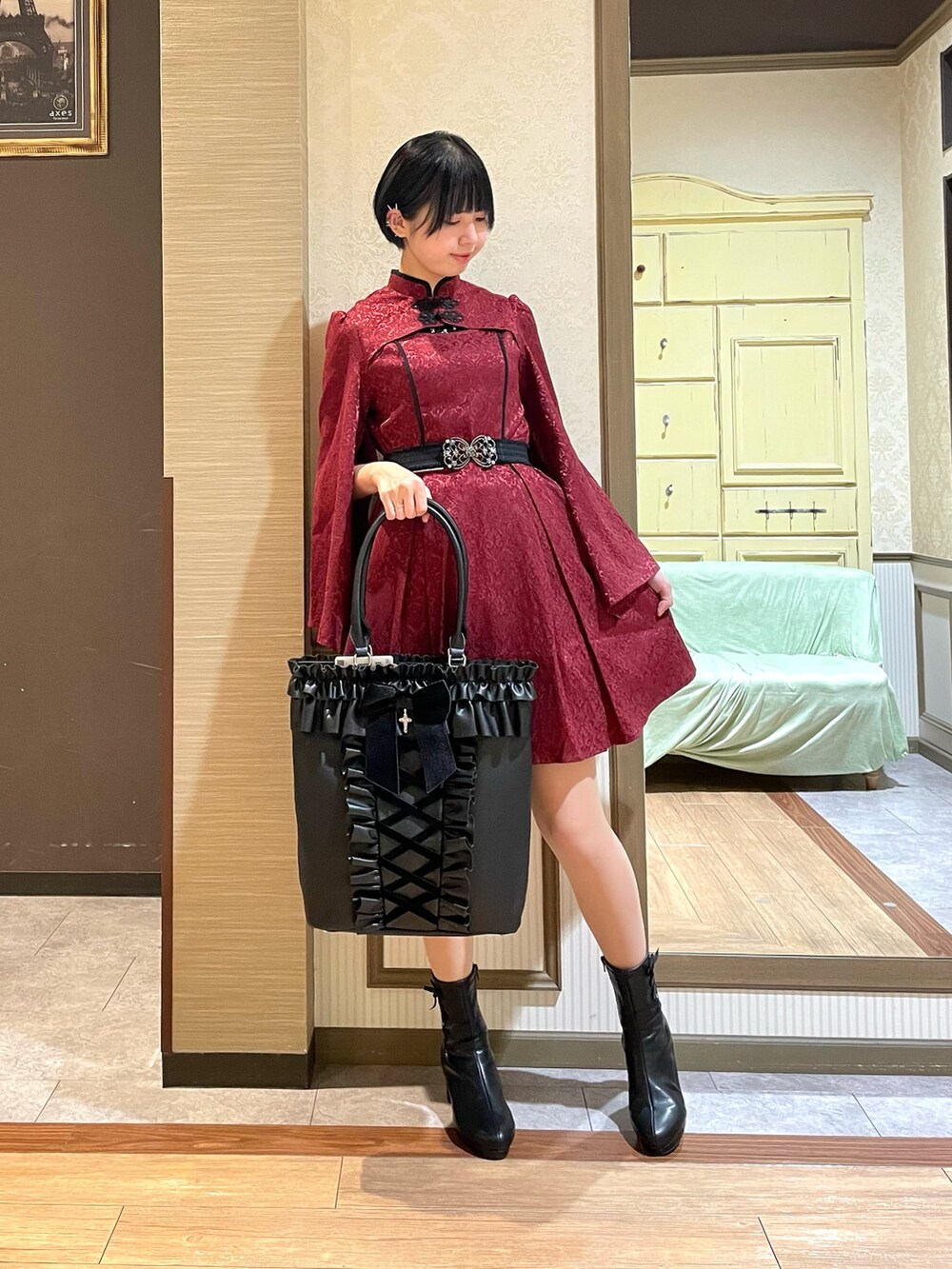 ブラック系のブーツ、レッド系のワンピース、ブラック系のタンクトップを着用したレディースの秋コーディネートの6枚目の写真