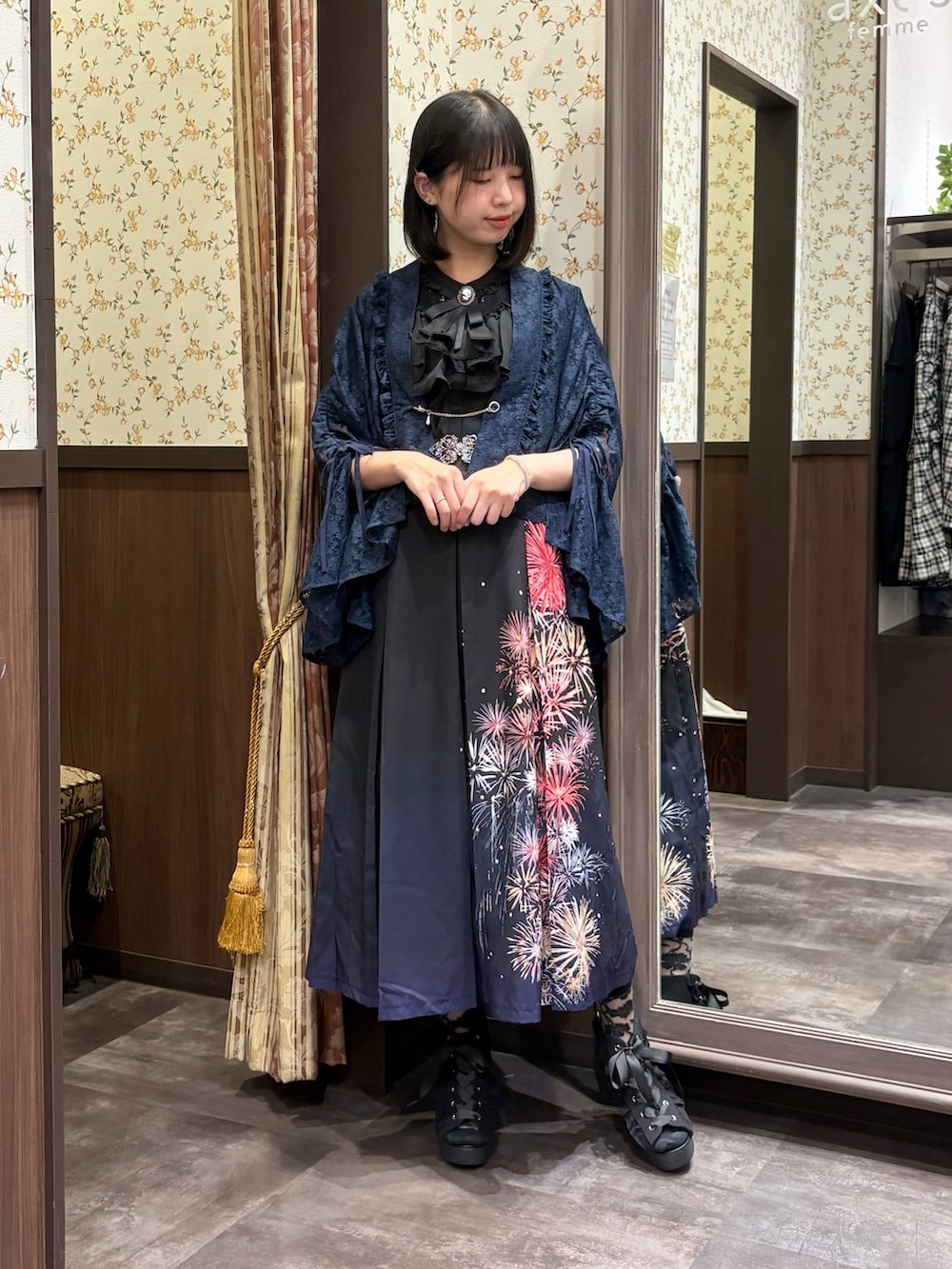 ブラック系のシャツ/ブラウス、ブラック系のタンクトップ、ブラック系のスカートを着用したレディースの夏コーディネートの3枚目の写真