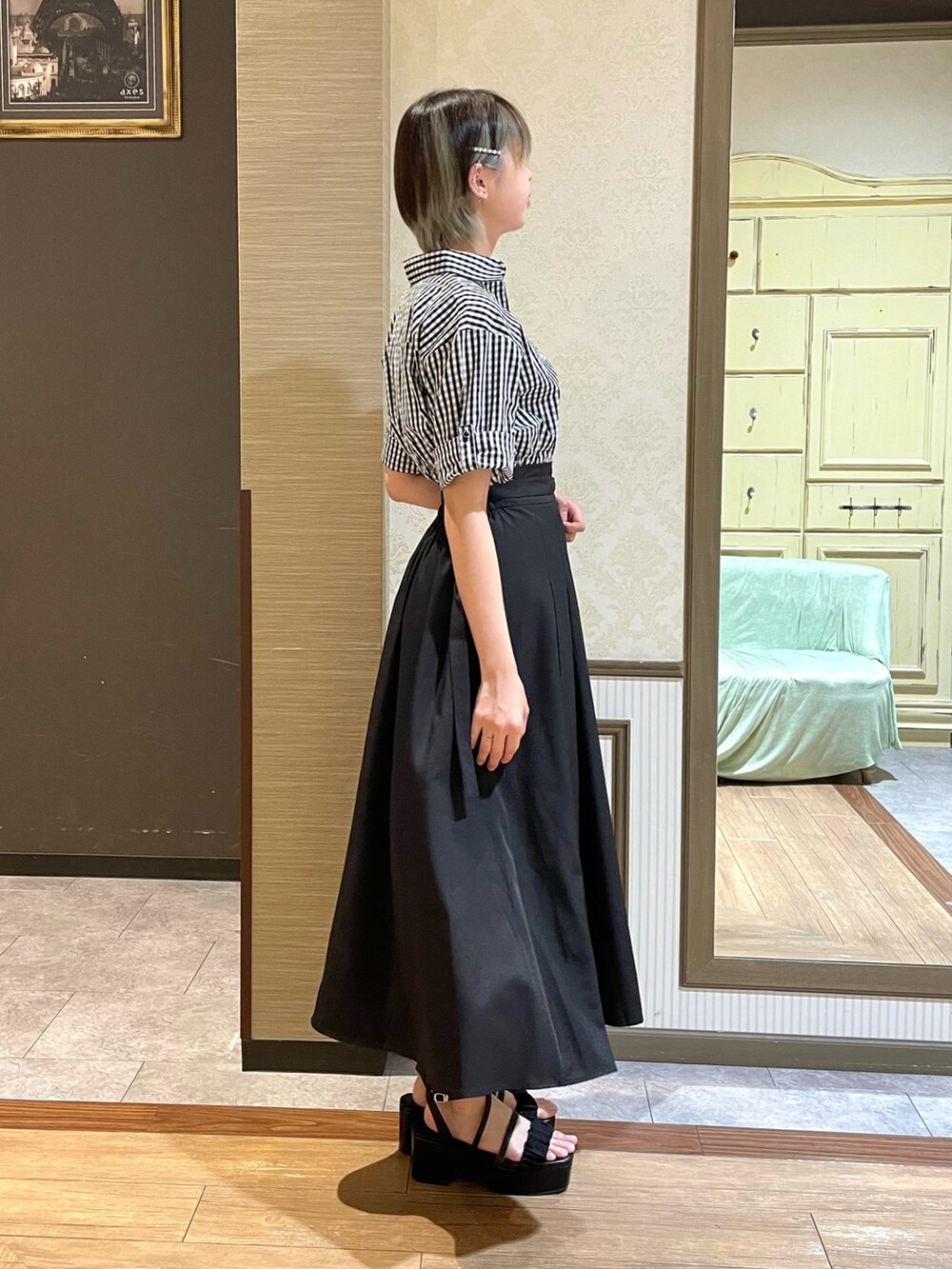 ホワイト系のタンクトップ、ブラック系のシャツ/ブラウス、ブラック系のサンダルを着用したレディースの夏コーディネートの4枚目の写真